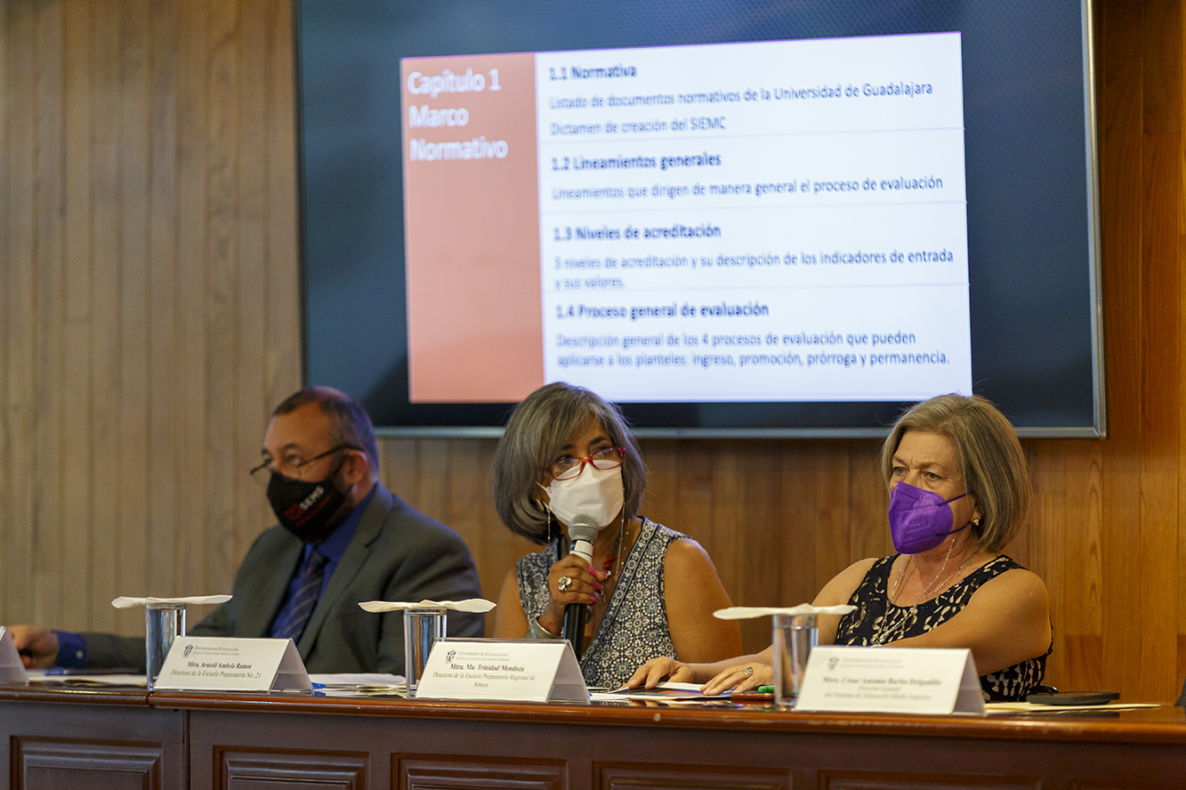 Autoridades del evento en presídium