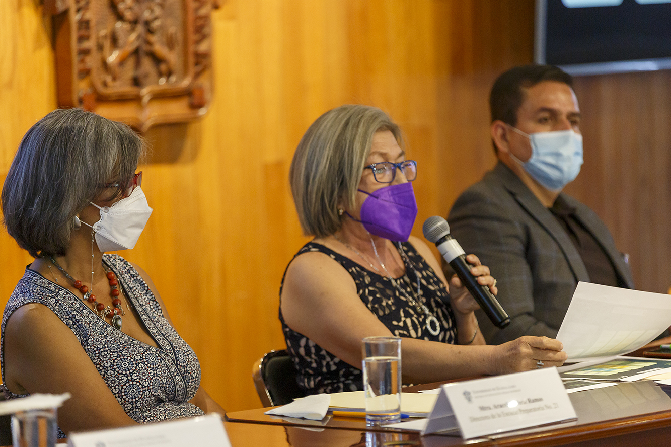 Autoridades del evento en presídium