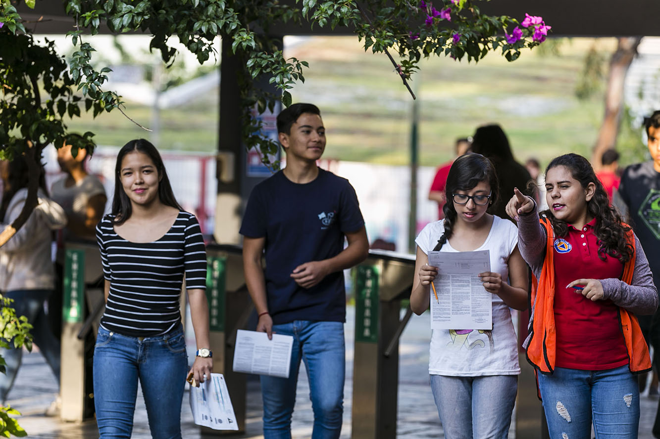 Grupo de personas que caminan