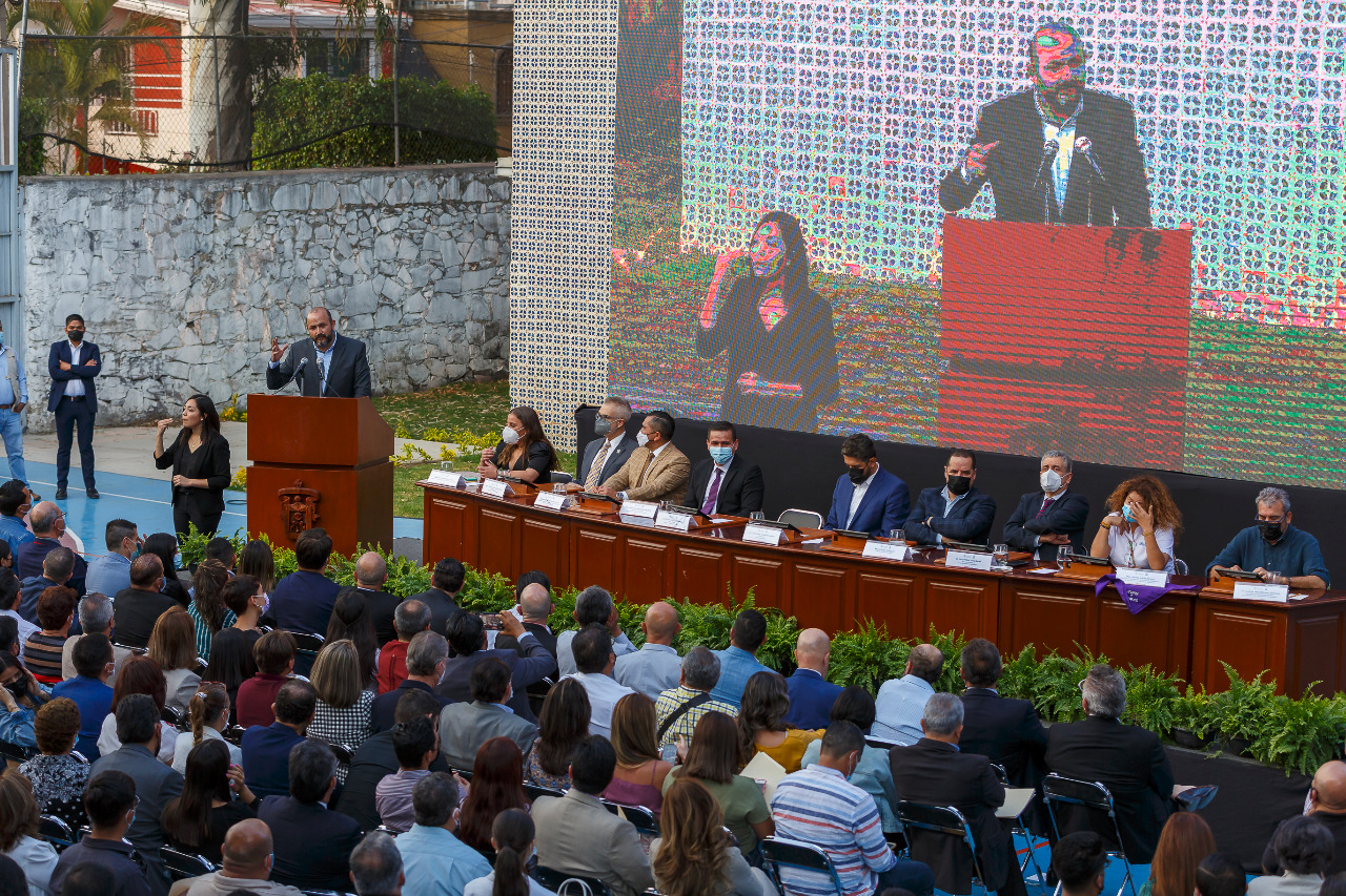 Doctor Ricardo Villanueva rector general de la u d g en pódium