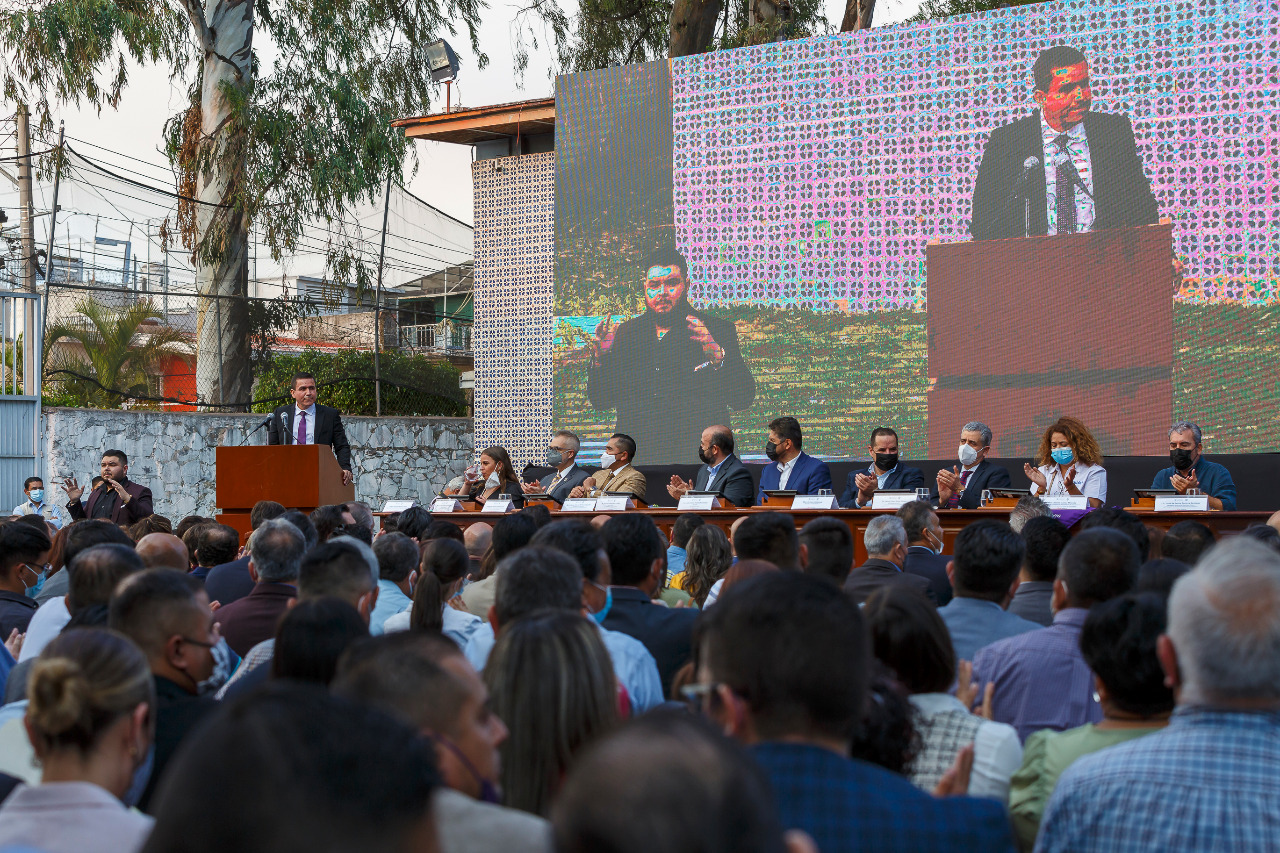 Maestro César Barba Delgadillo director del sems en pódium