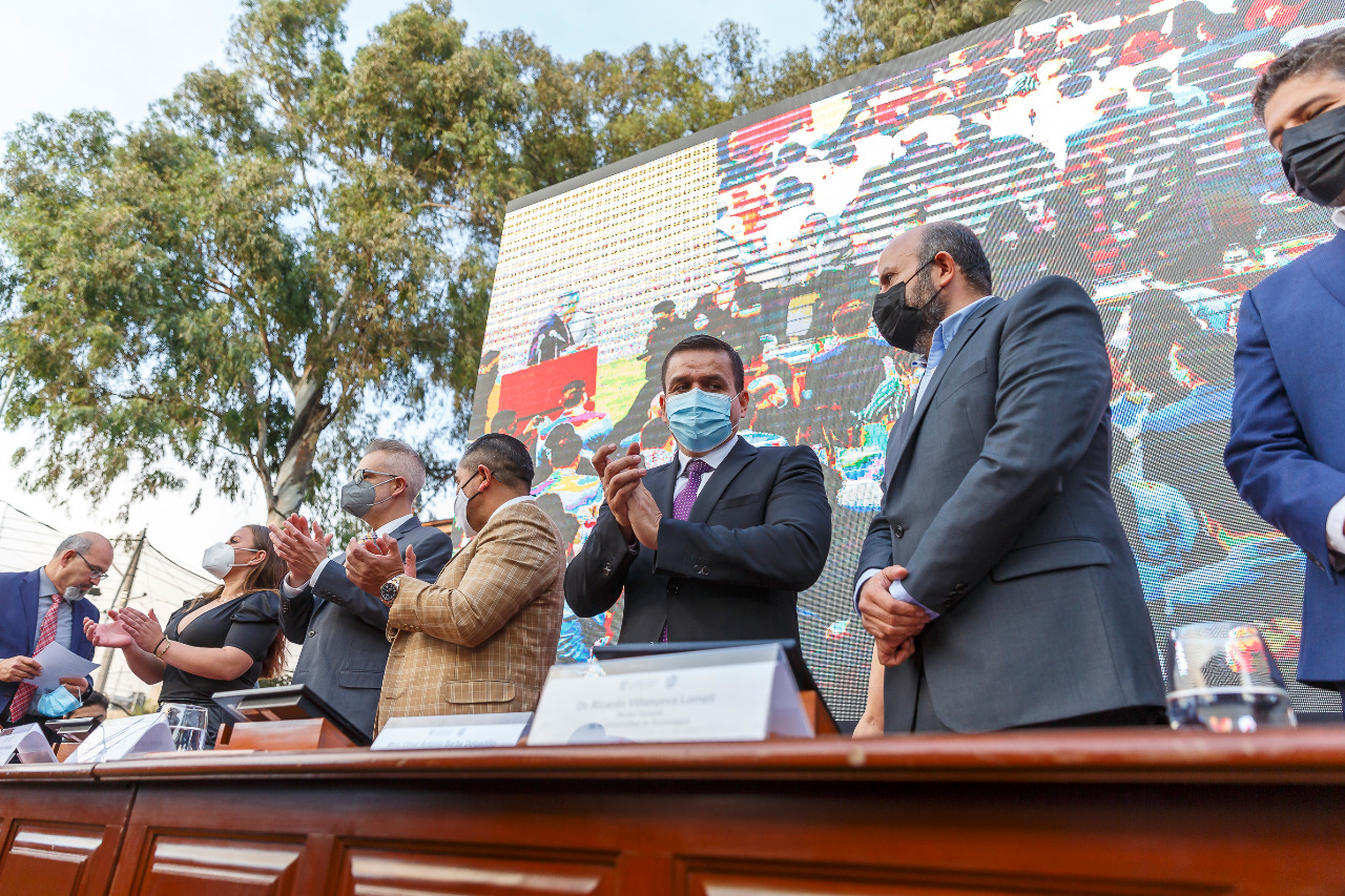 Autoridades del evento en presídium