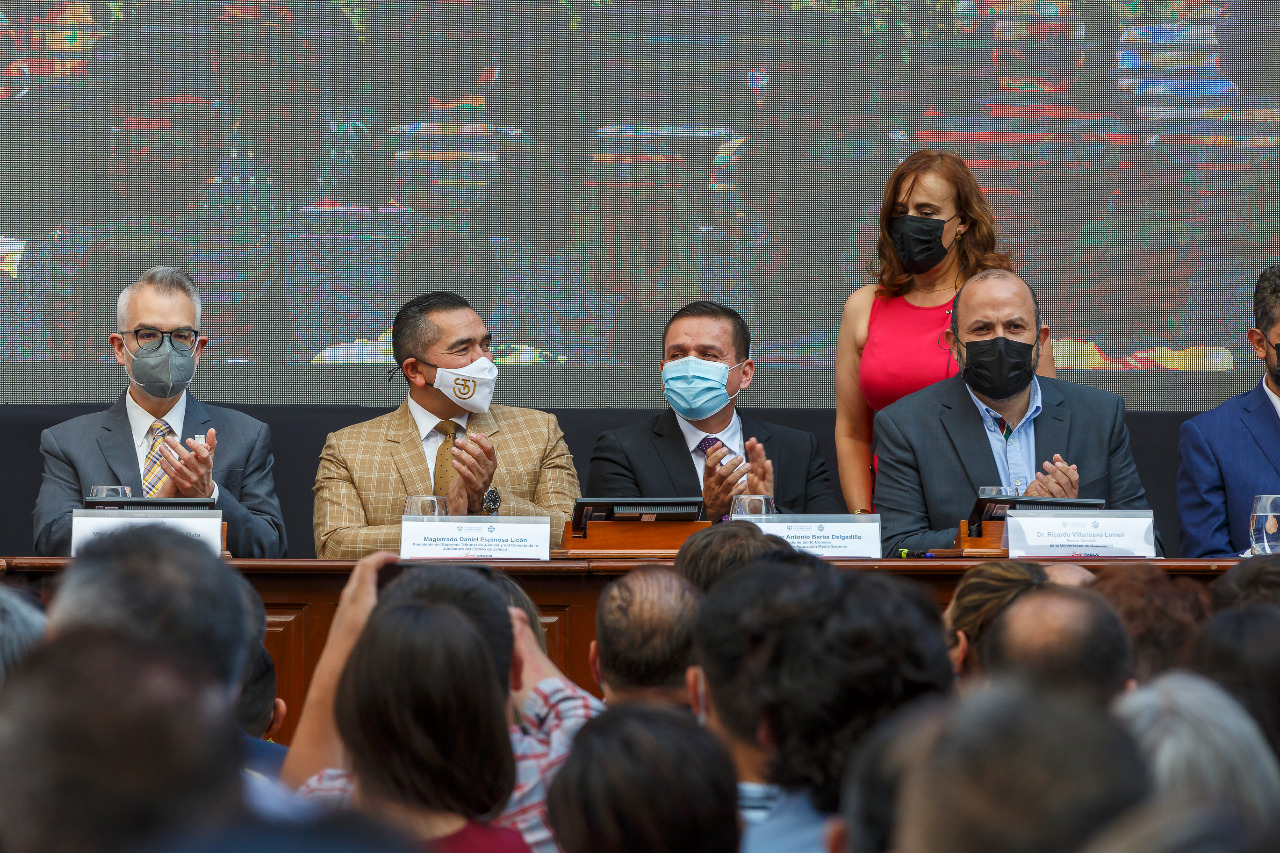 Autoridades del evento en presídium