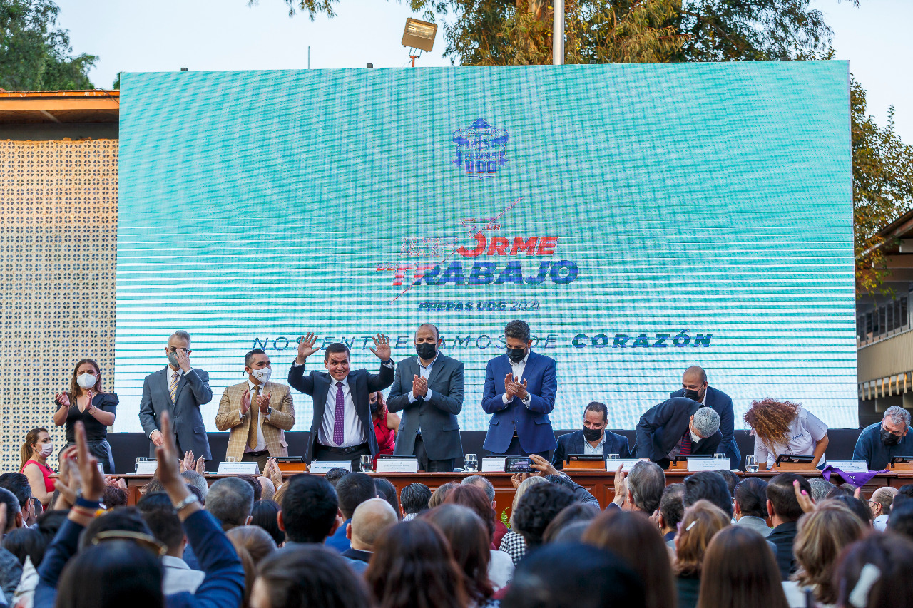 Autoridades del evento en presídium
