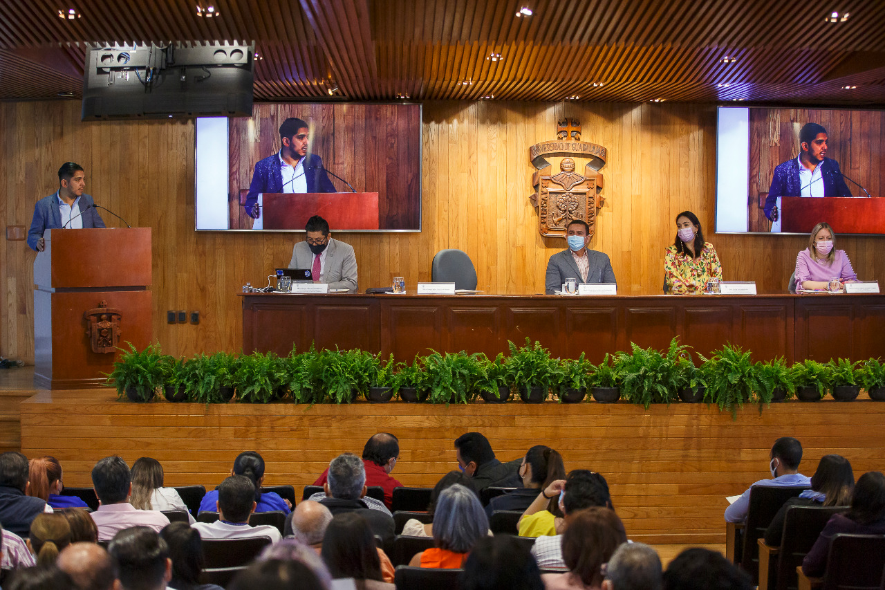 Autoridades del evento en presídium