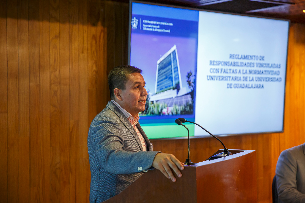 Maestro César Barba Delgadillo en pódium