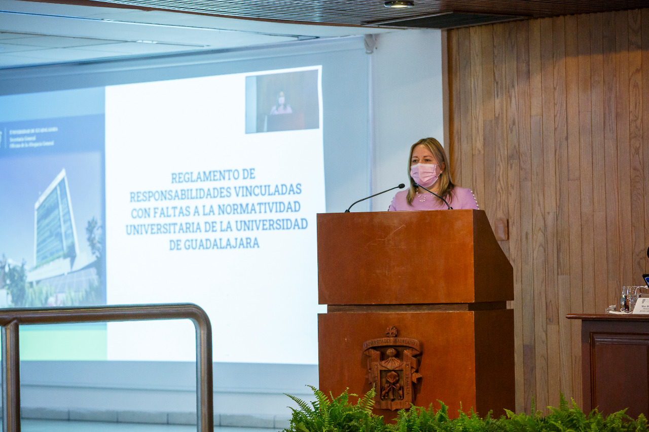 Autoridades del evento en presídium