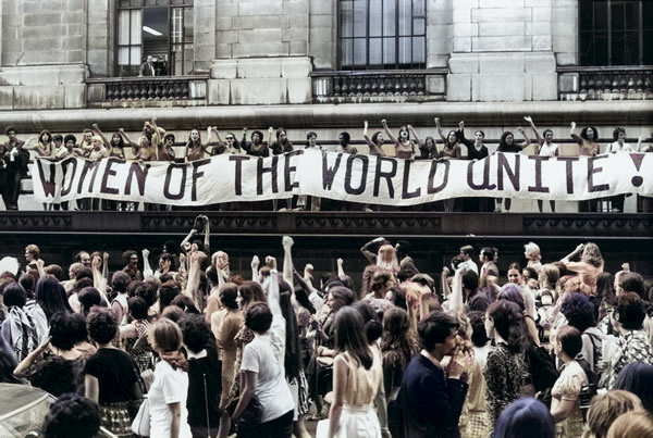 grupo de mujeres en protesta feminista