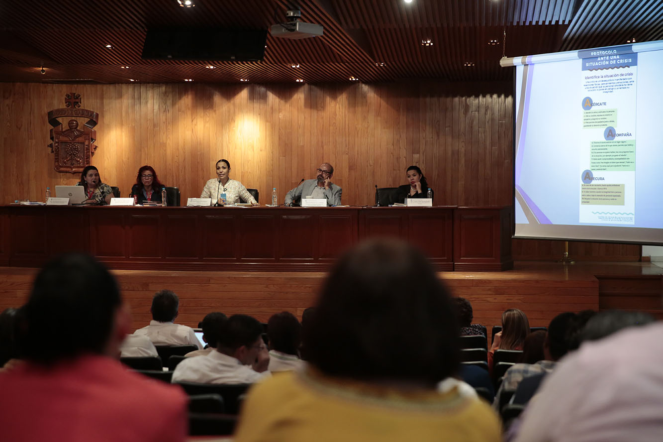 Autoridades del presidium en auditorio