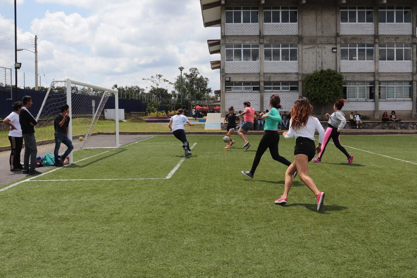Mujeres juegan futbol