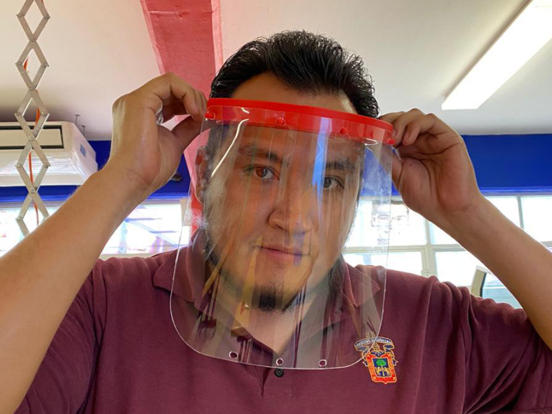 Persona se coloca mascarilla de uso medico