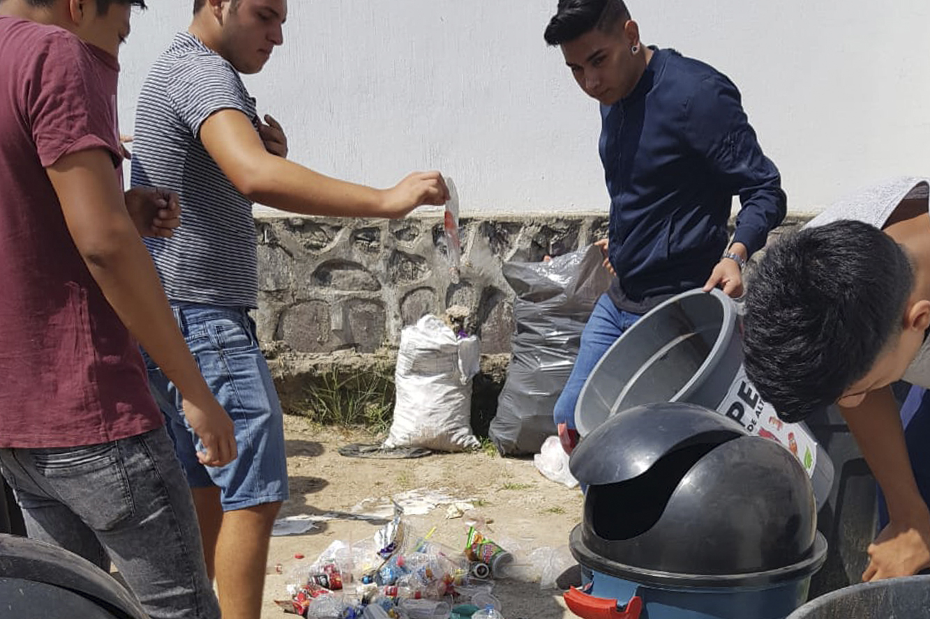 Personas realizan reciclaje de basura