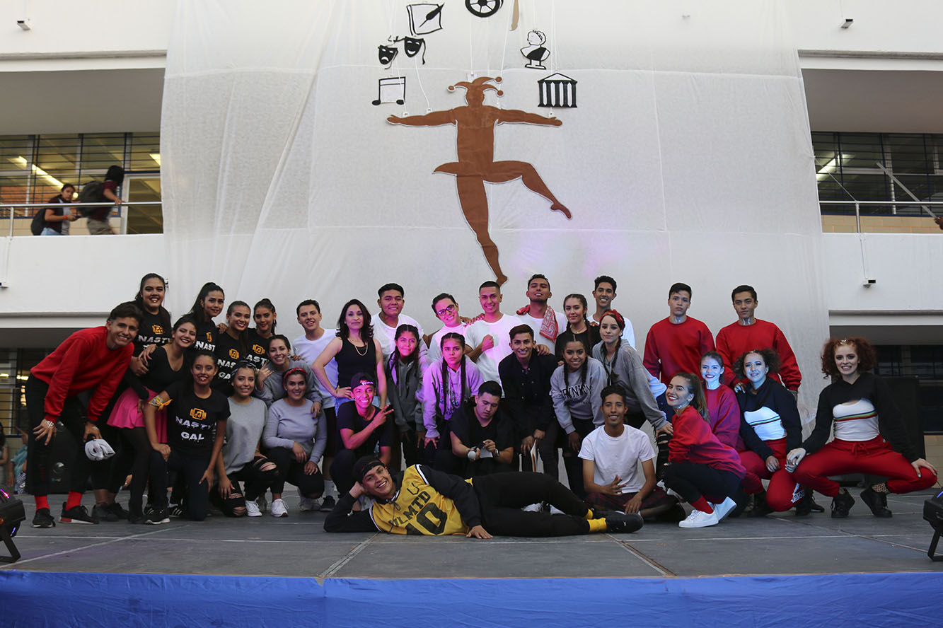 Grupo de alumnos en escenario