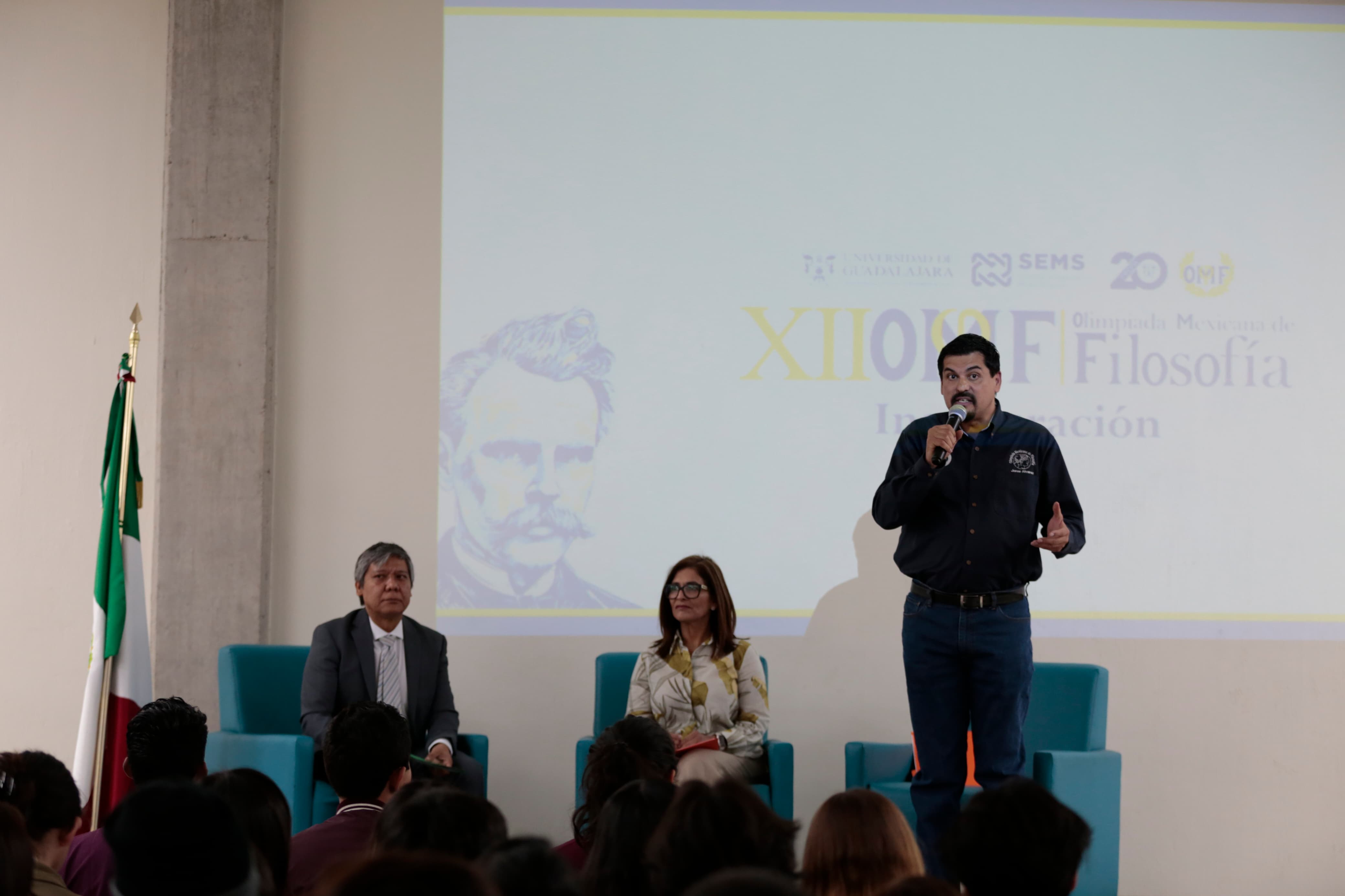 Autoridades del evento en presidium en auditorio