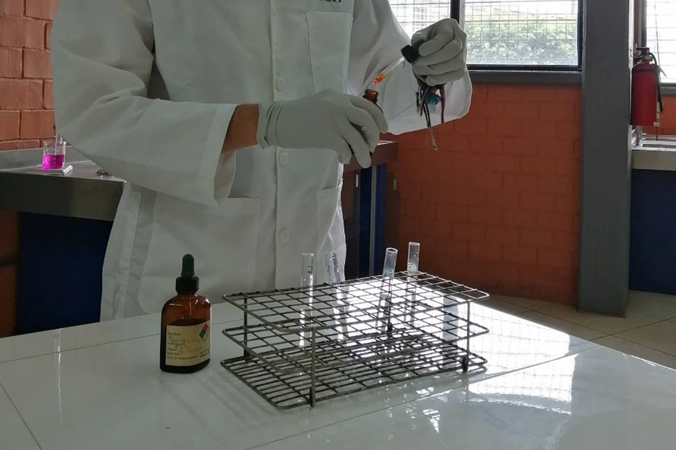 Laboratorista manipula tubos de ensayo