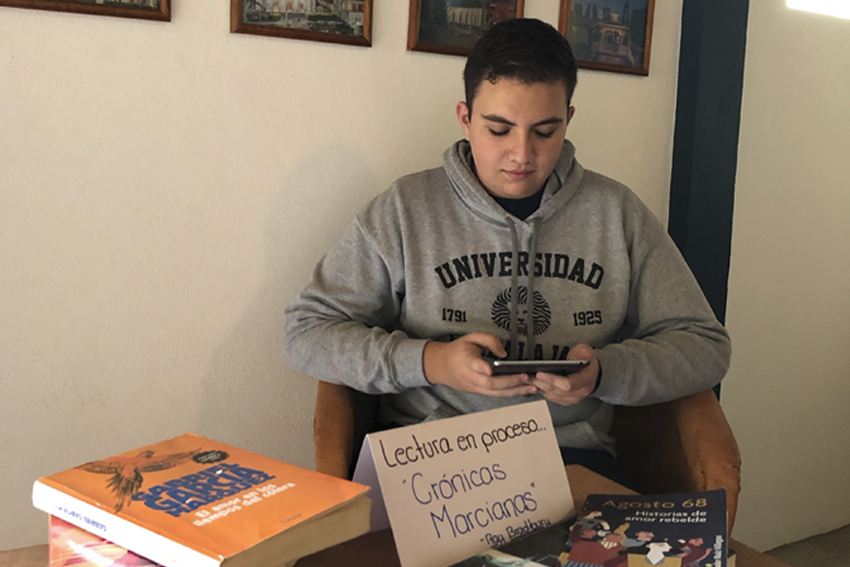 Alumno lee en línea