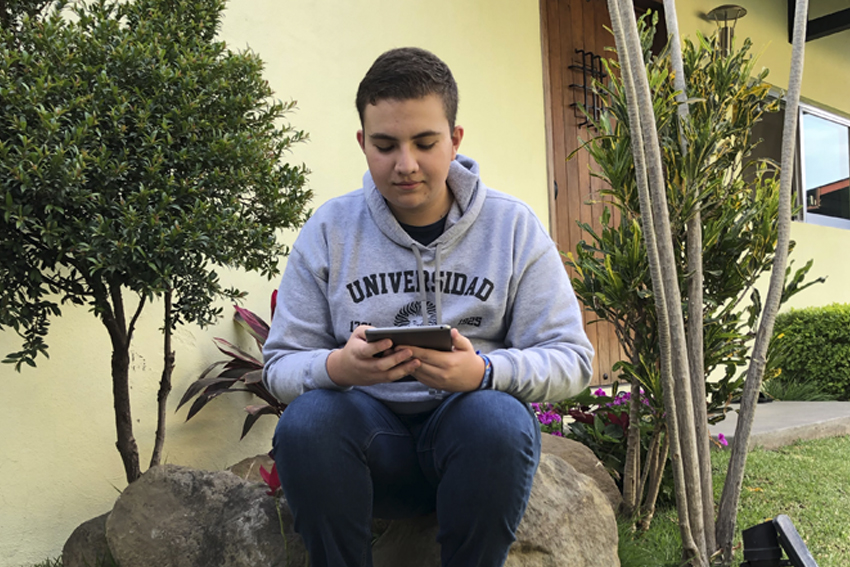 Alumno lee en línea