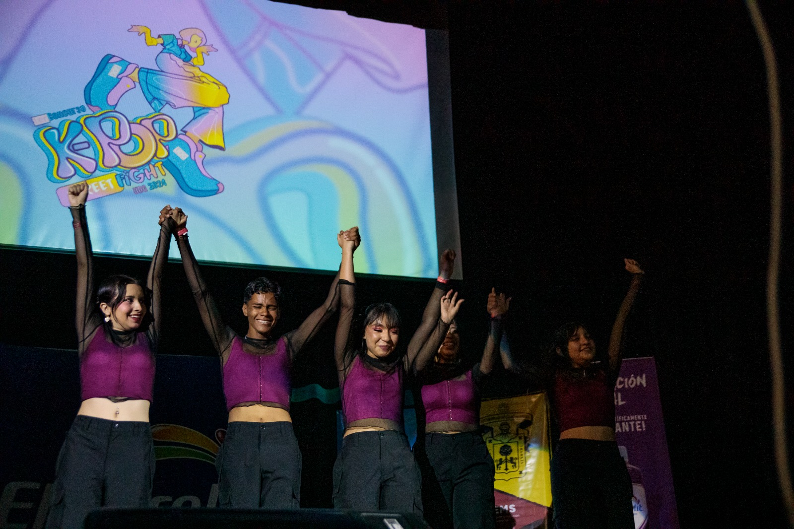 equipo participante en concurso K Pop Street Fight en preparatoria siete