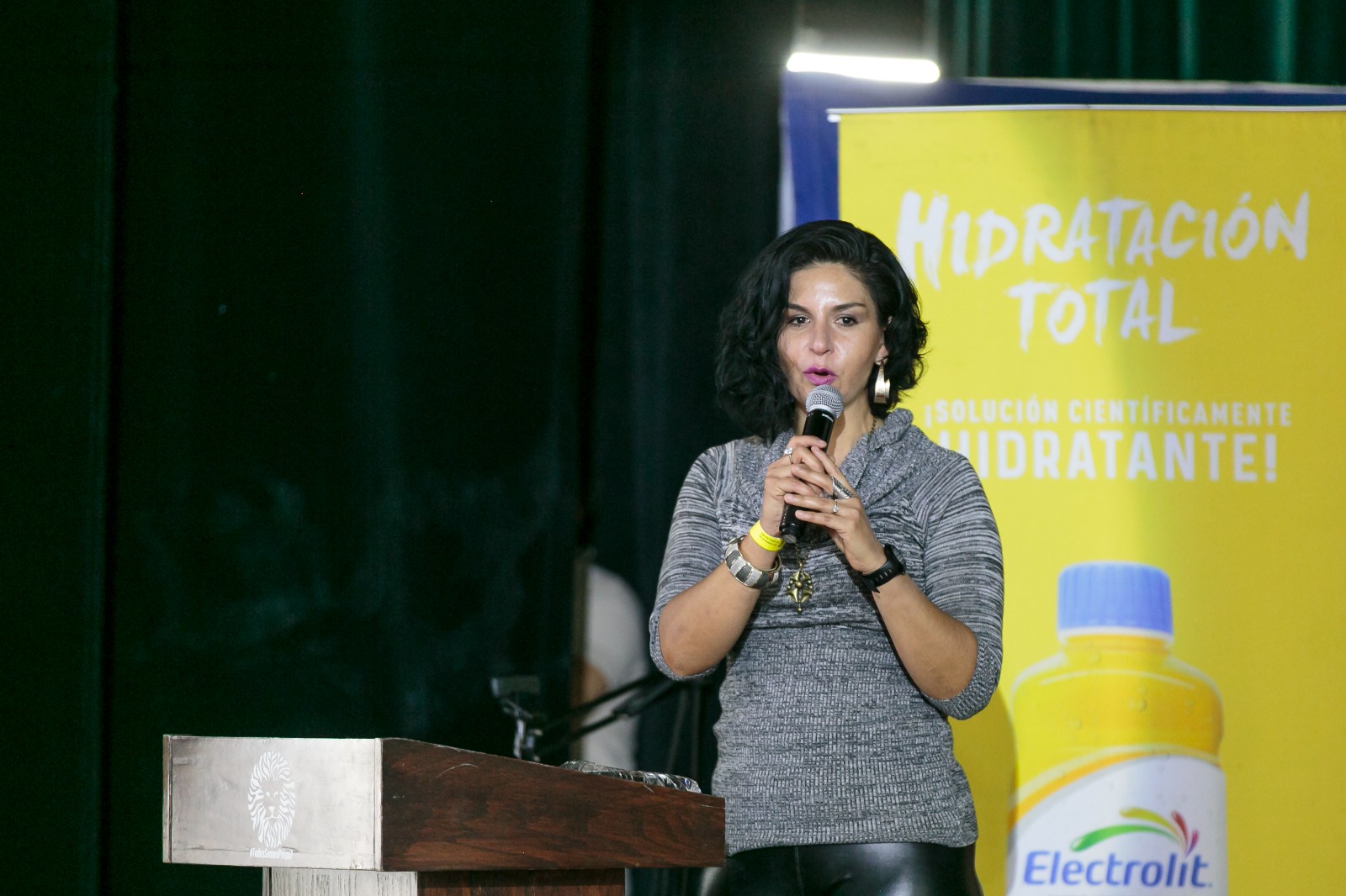 Autoridad del evento de pie en pódium en uso de la voz