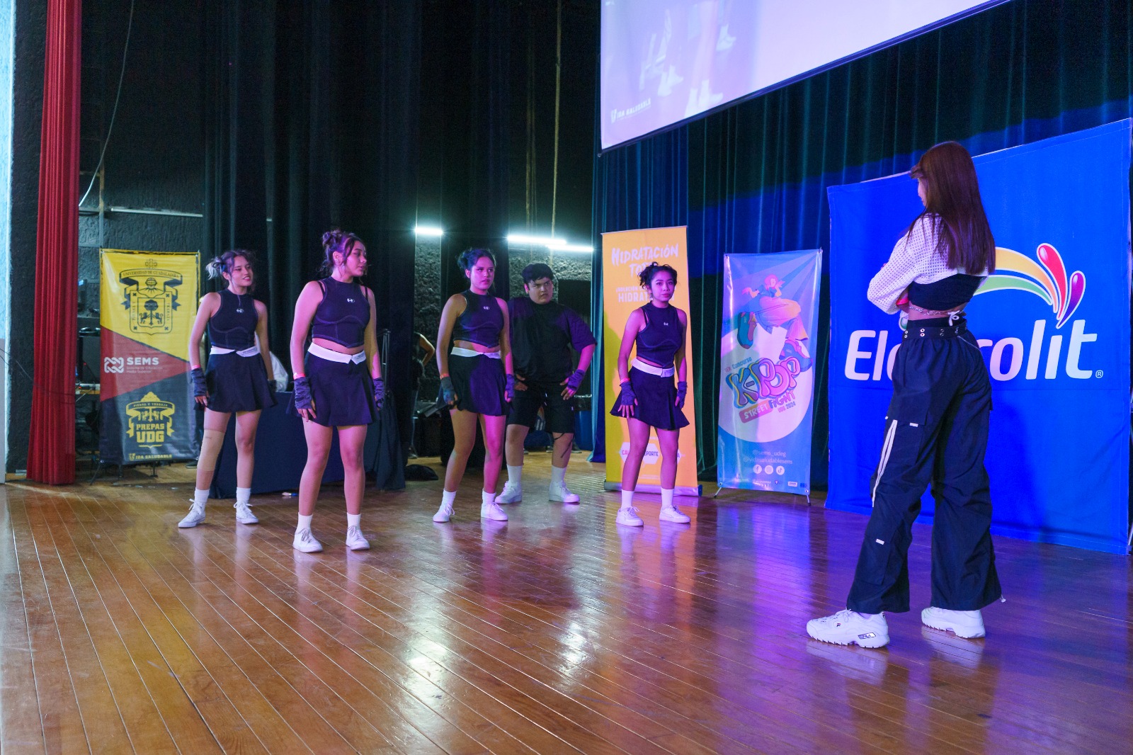 equipo participante en concurso K Pop Street Fight en preparatoria siete
