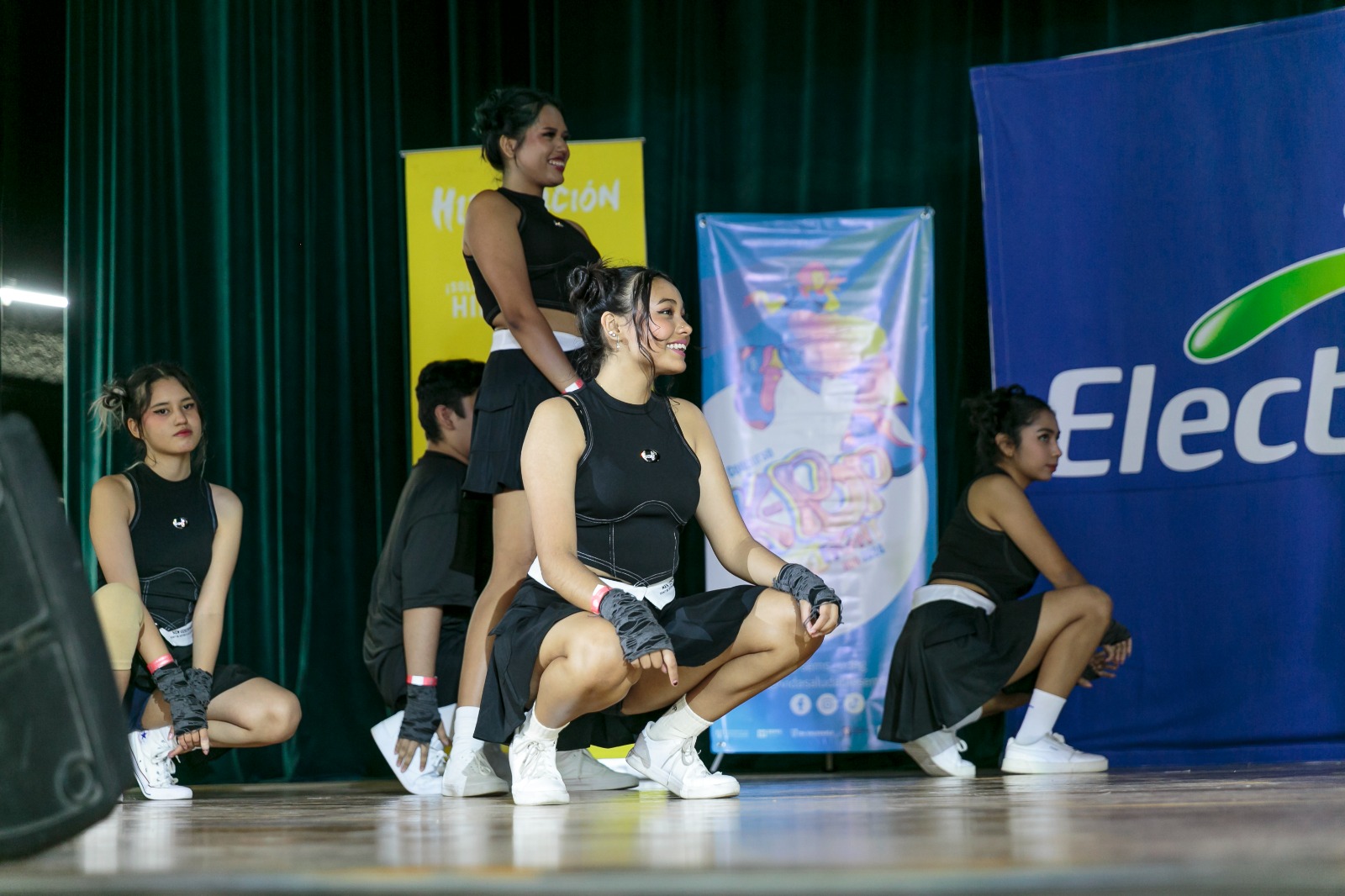 equipo participante en concurso K Pop Street Fight en preparatoria siete