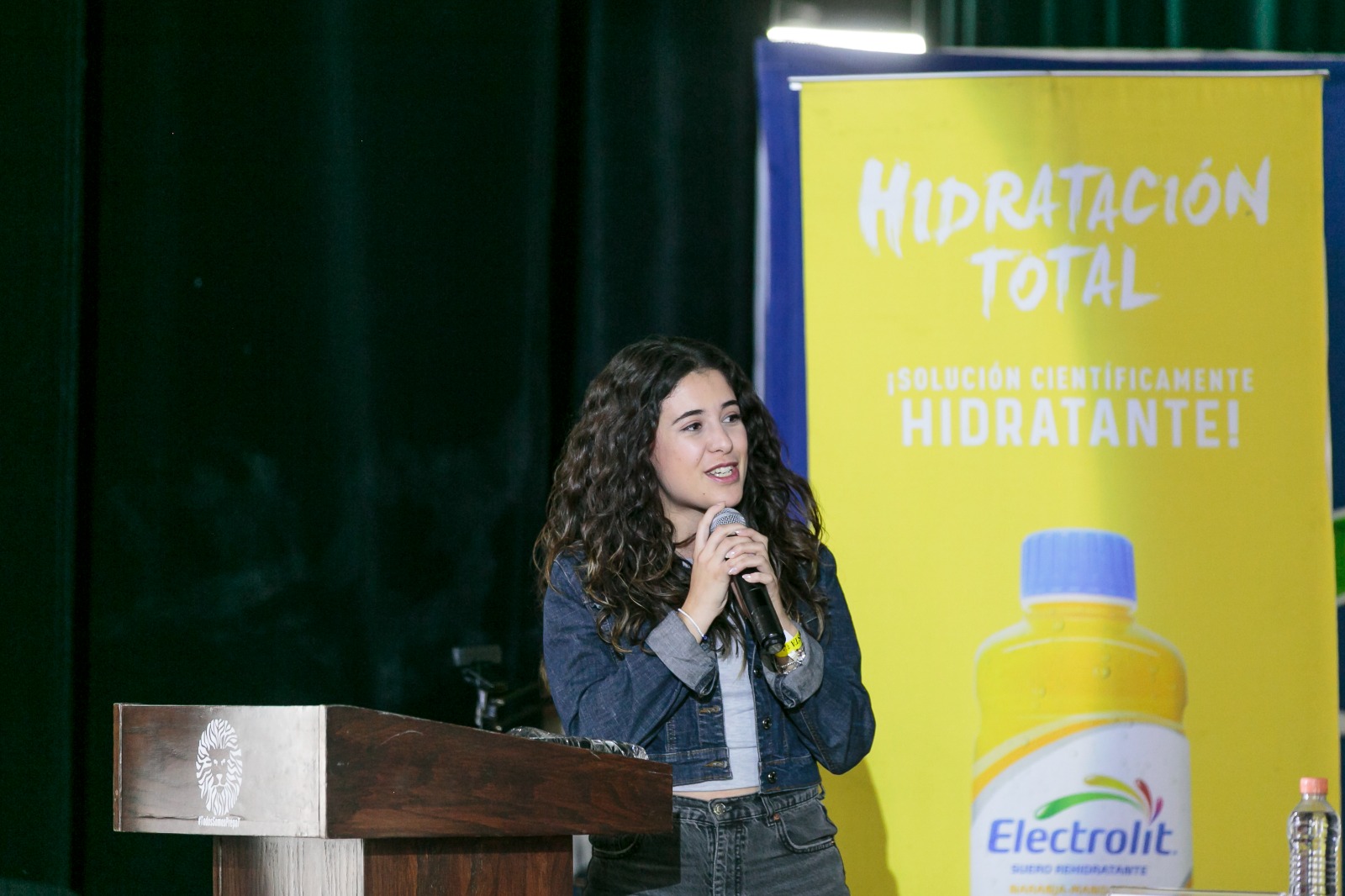 Autoridad del evento de pie en pódium en uso de la voz