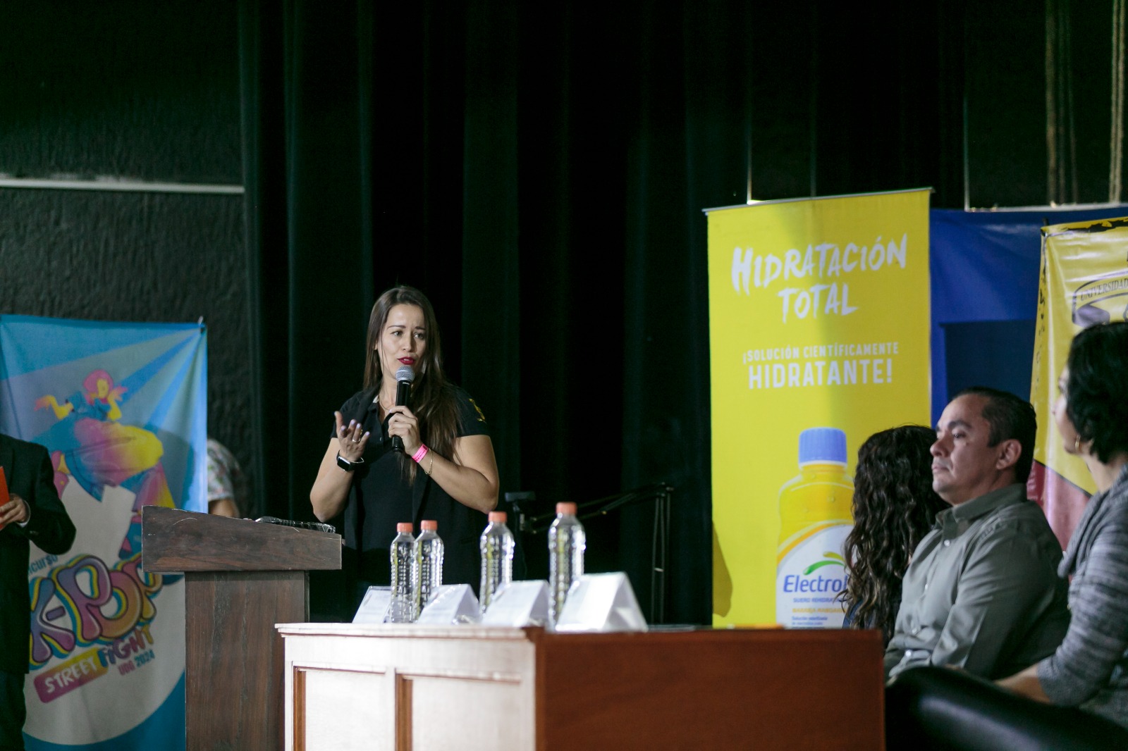 Autoridad del evento de pie en pódium en uso de la voz
