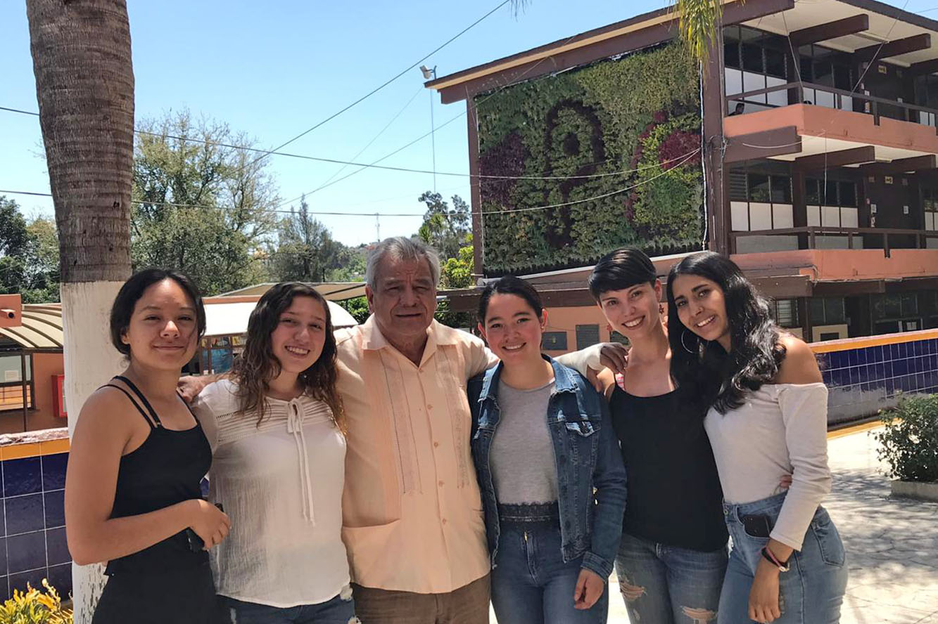 Grupo de alumnas junto a doncentes