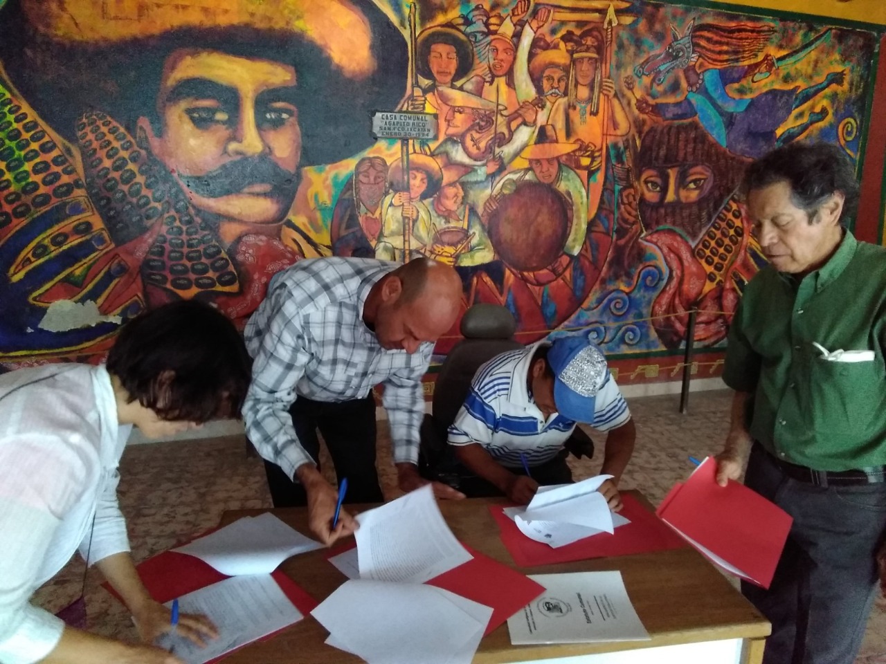 Autoridades del evento en firma de acuerdo
