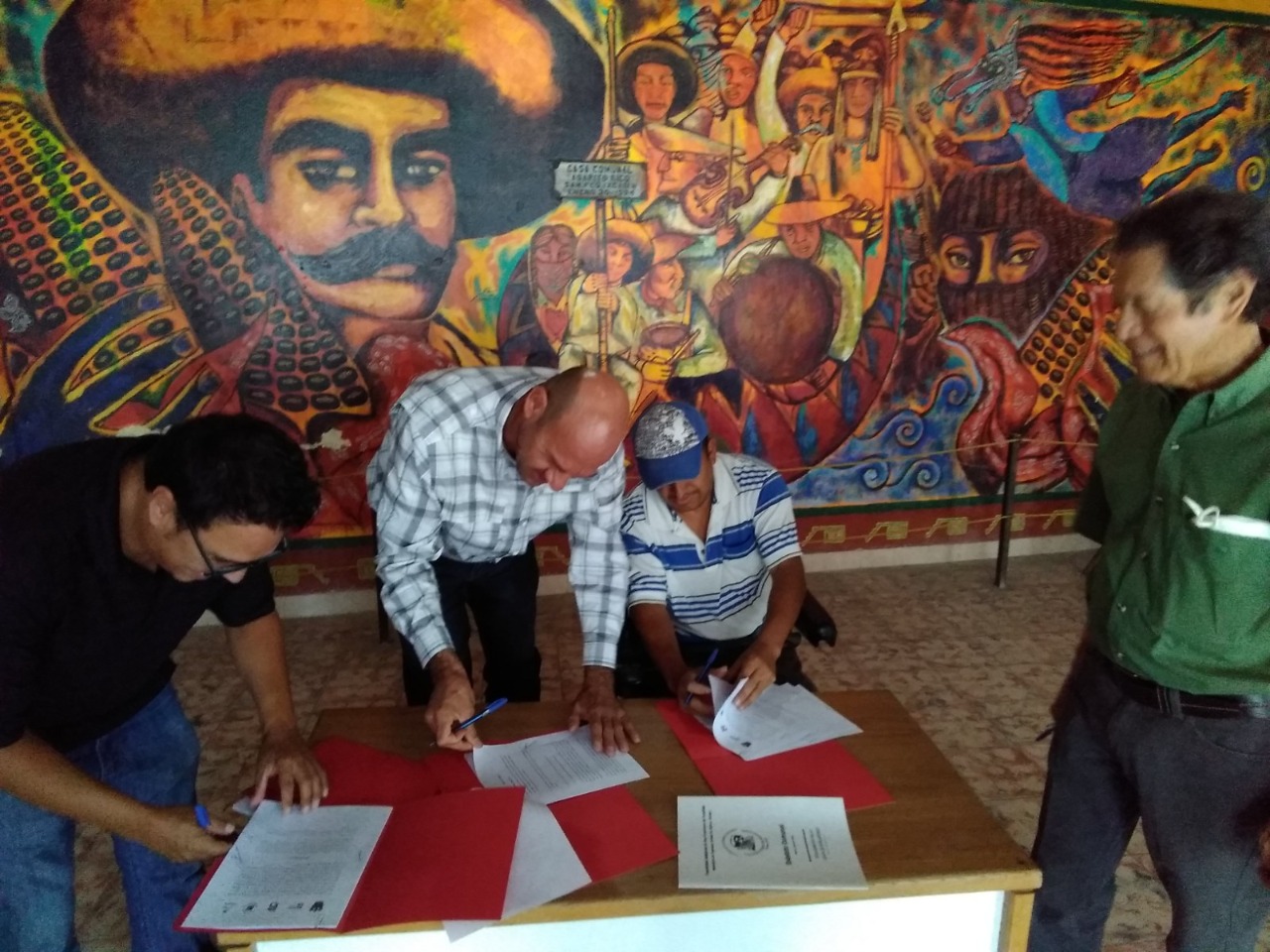 Autoridades del evento en firma de acuerdo