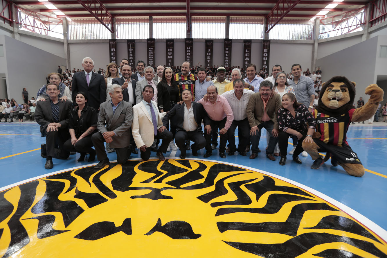 Autoridades e invitados del evento