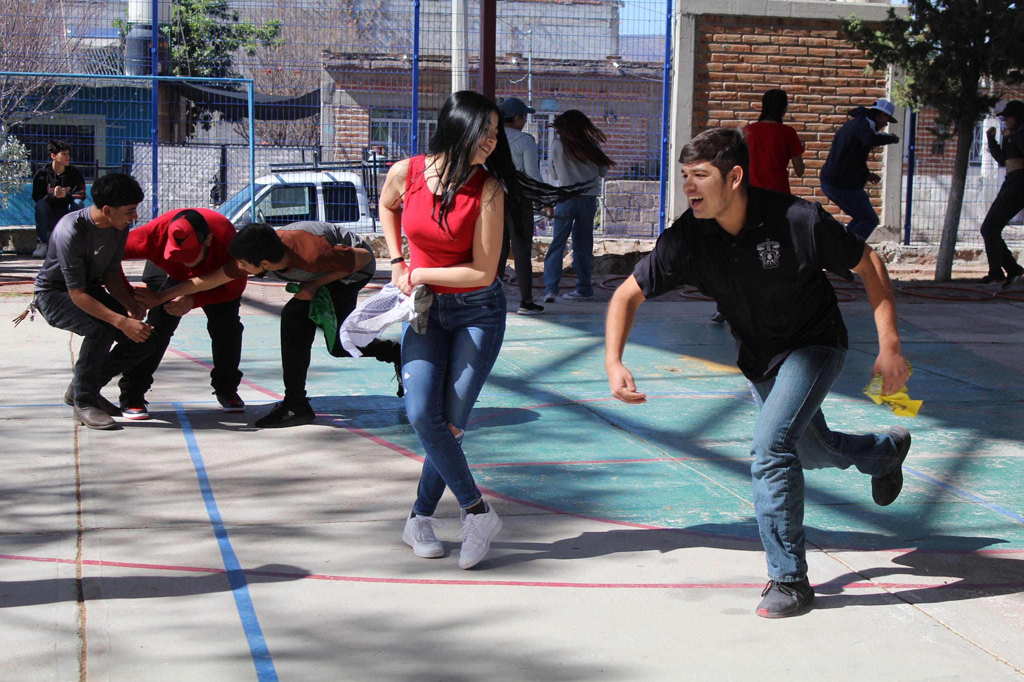 Jóvenes realizan actividad deportiva