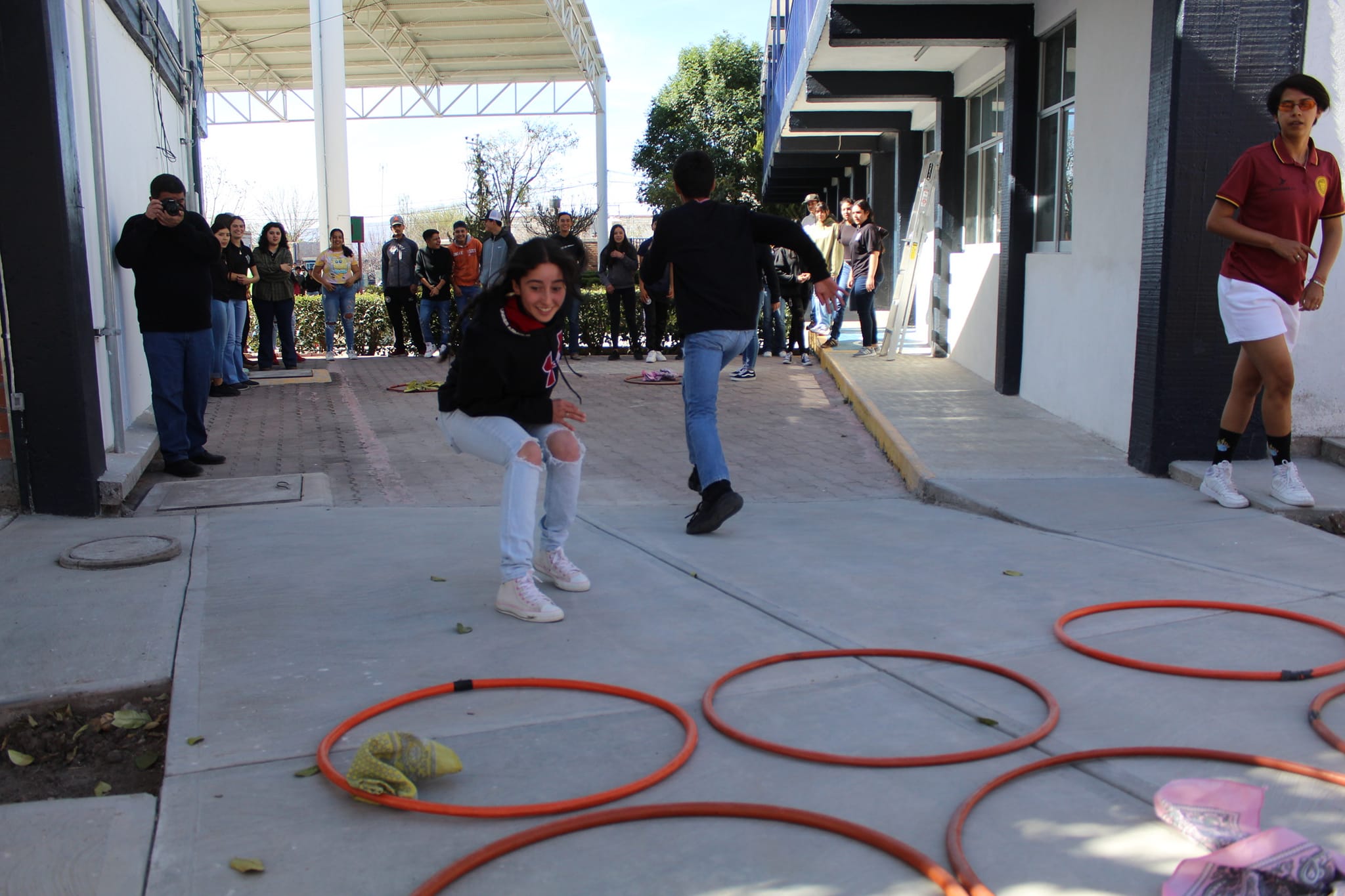 Jóvenes realizan actividad deportiva