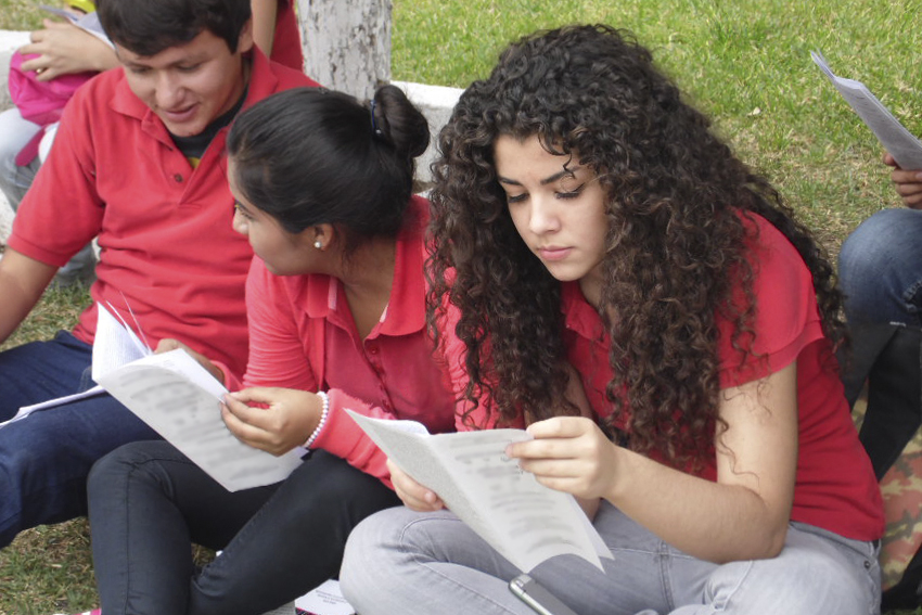 Alumnos leyendo en uno de los jardines del plantel