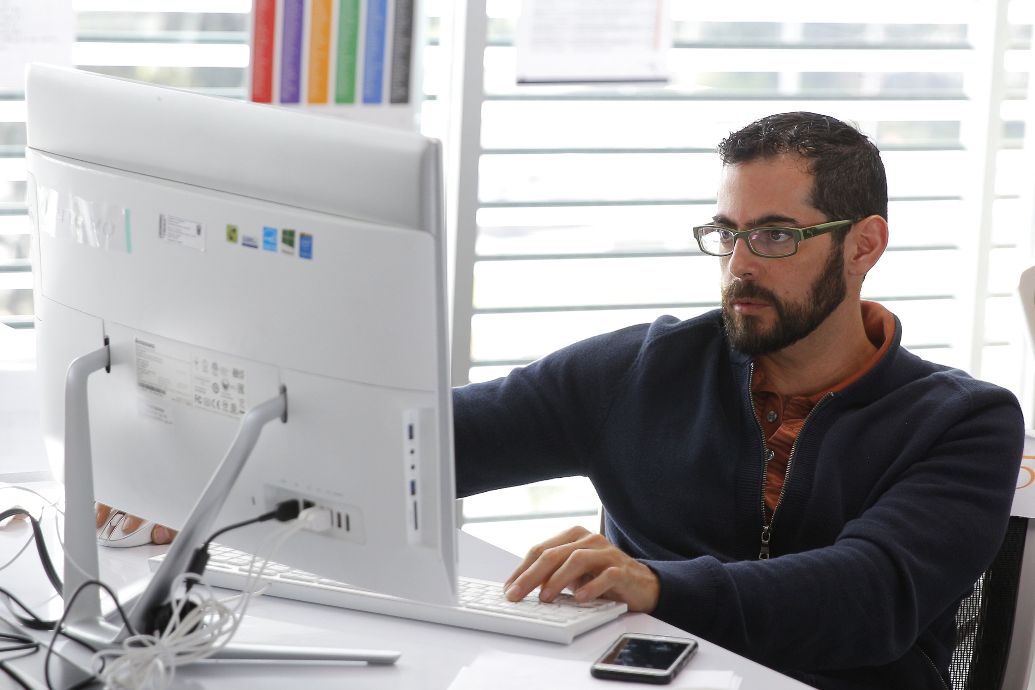 Docente realiza investigación en computadora