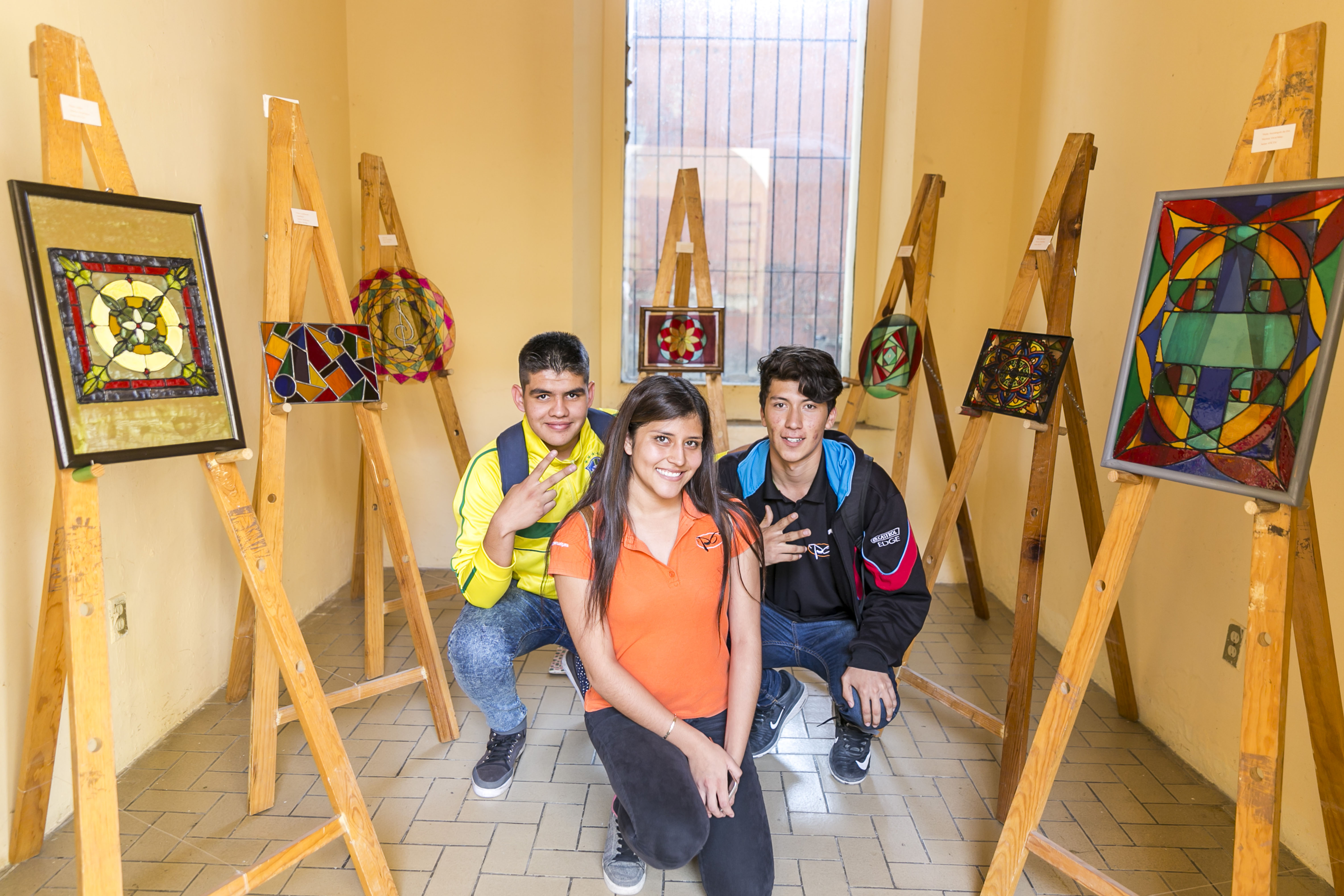 lumnos en la exposición de vitrales en el Centro Cultural El Refugio, en San Pedro Tlaquepaque