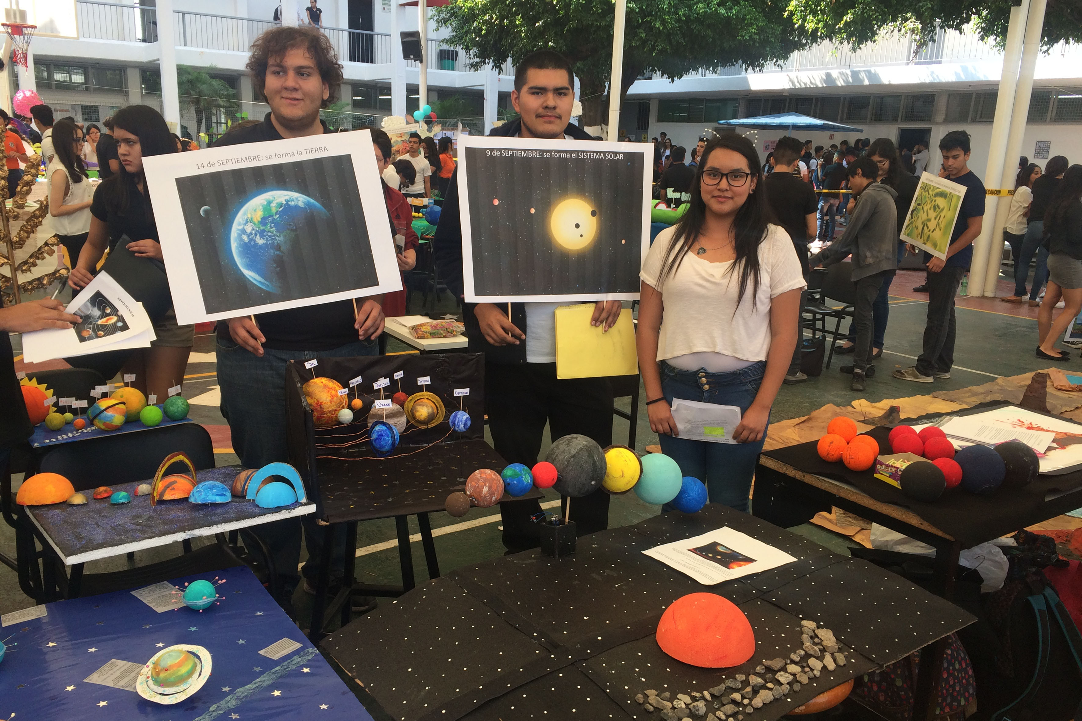 Alumnos exponen proyectos basados en el Calendario Cósmico de Carl Sagan