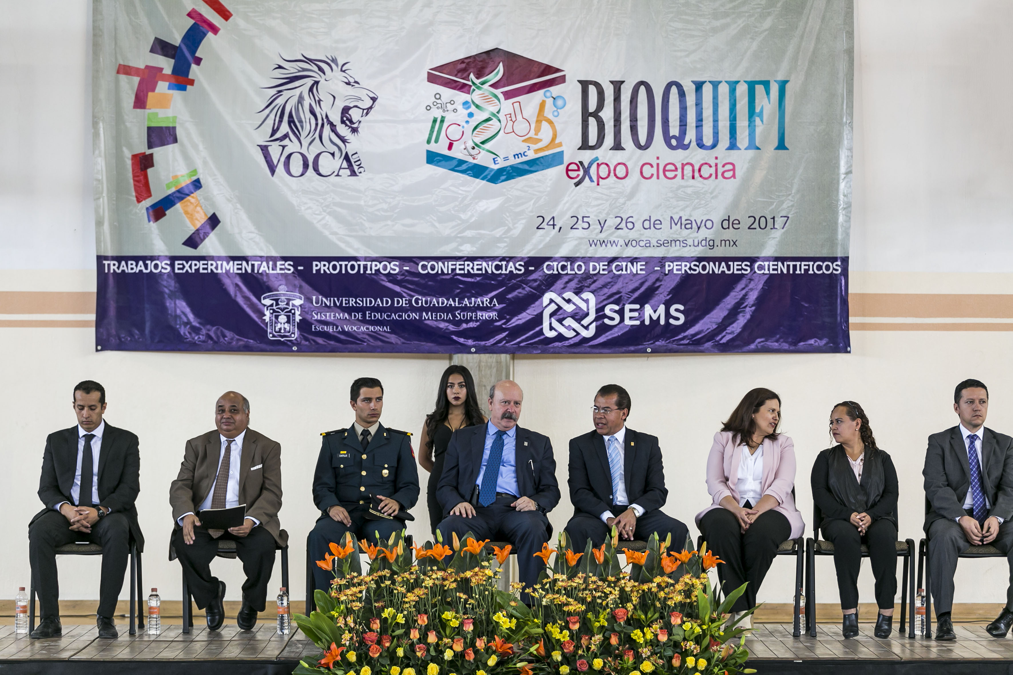 Director del SEMS, maestro Javier Espinoza de los Monteros y el director del plantel, maestro Nicolás Alonso Estrella junto a los invitados del presidium en expo ciencia