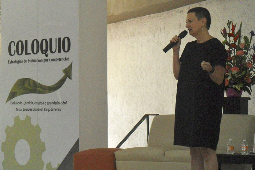 Académico exponiendo en coloquio de investigación