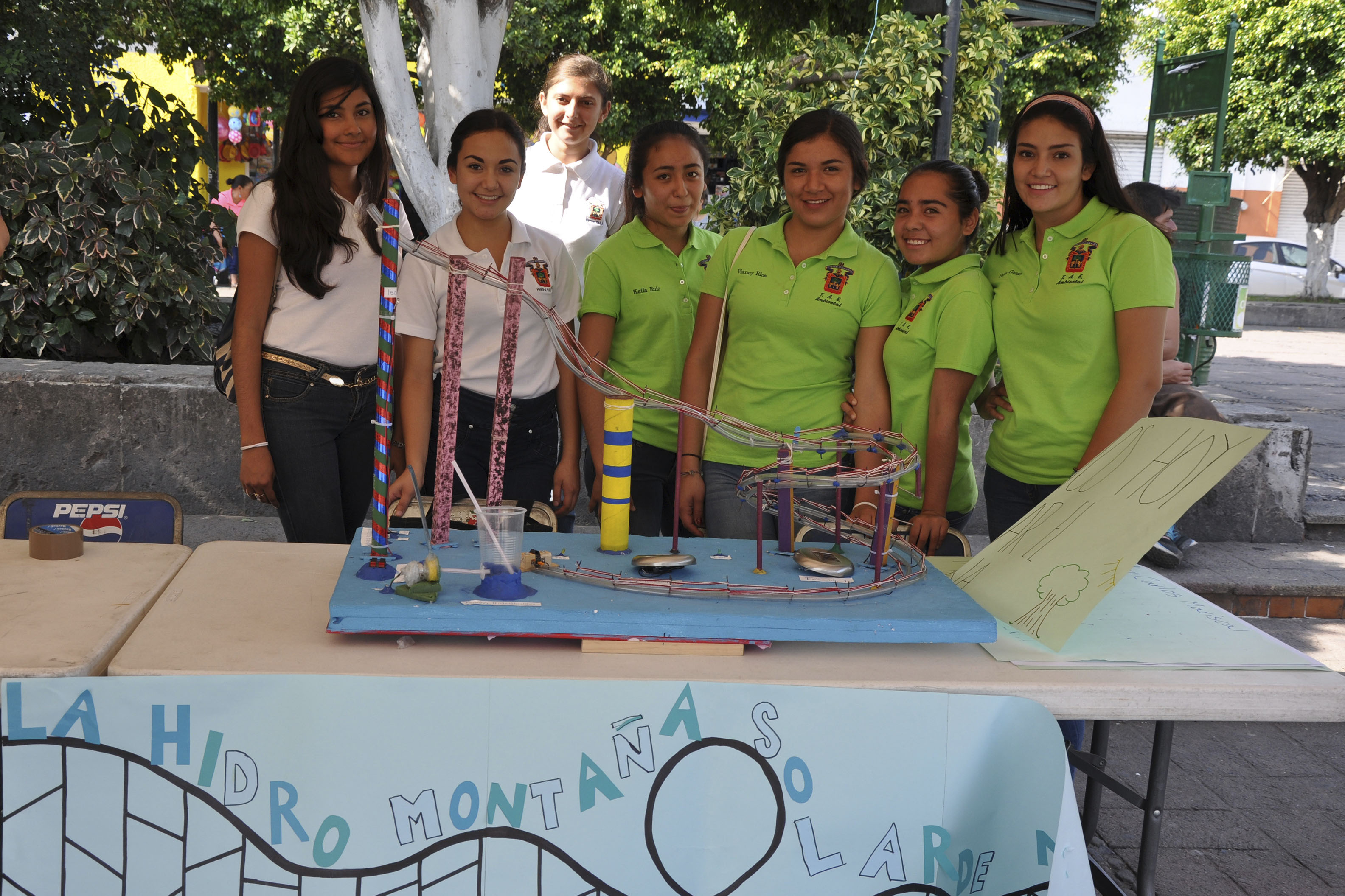 Grupo de alumnas de la Preparatoria de Tala en patio del plantel junto a su proyecto en Expo TAE