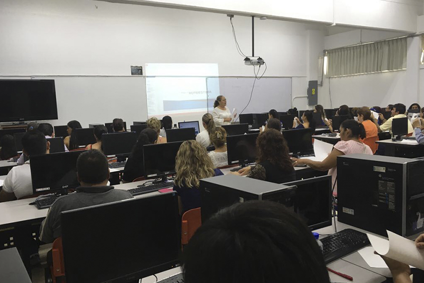 Profesora frente a grupo en aula de cómputo en la Preparatoria 3