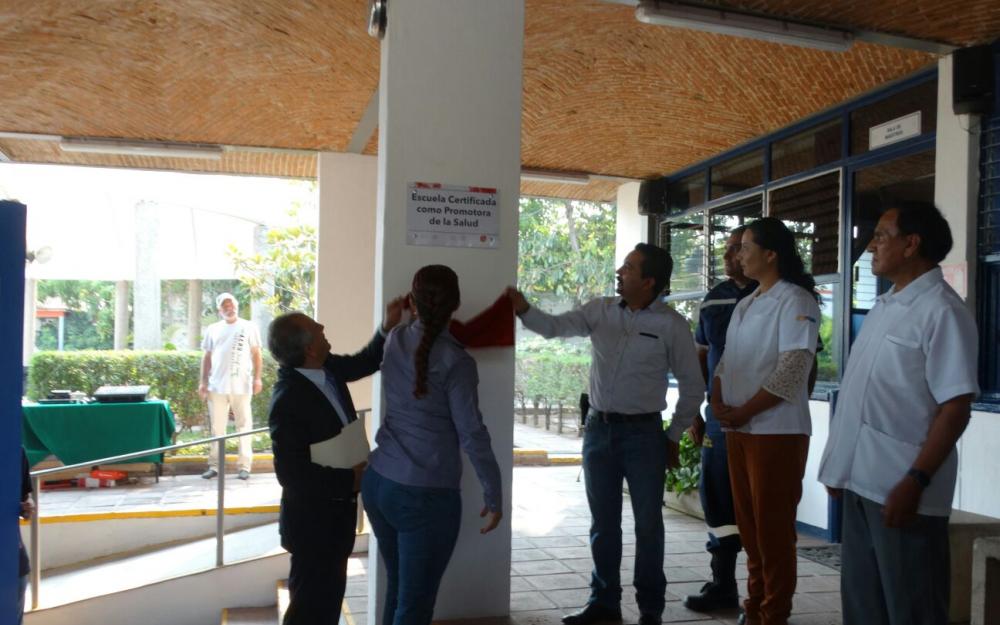 Autoridades de la Preparatoria de Tecolotlán develan la placa de certificación como Escuela Promotora de la Salud