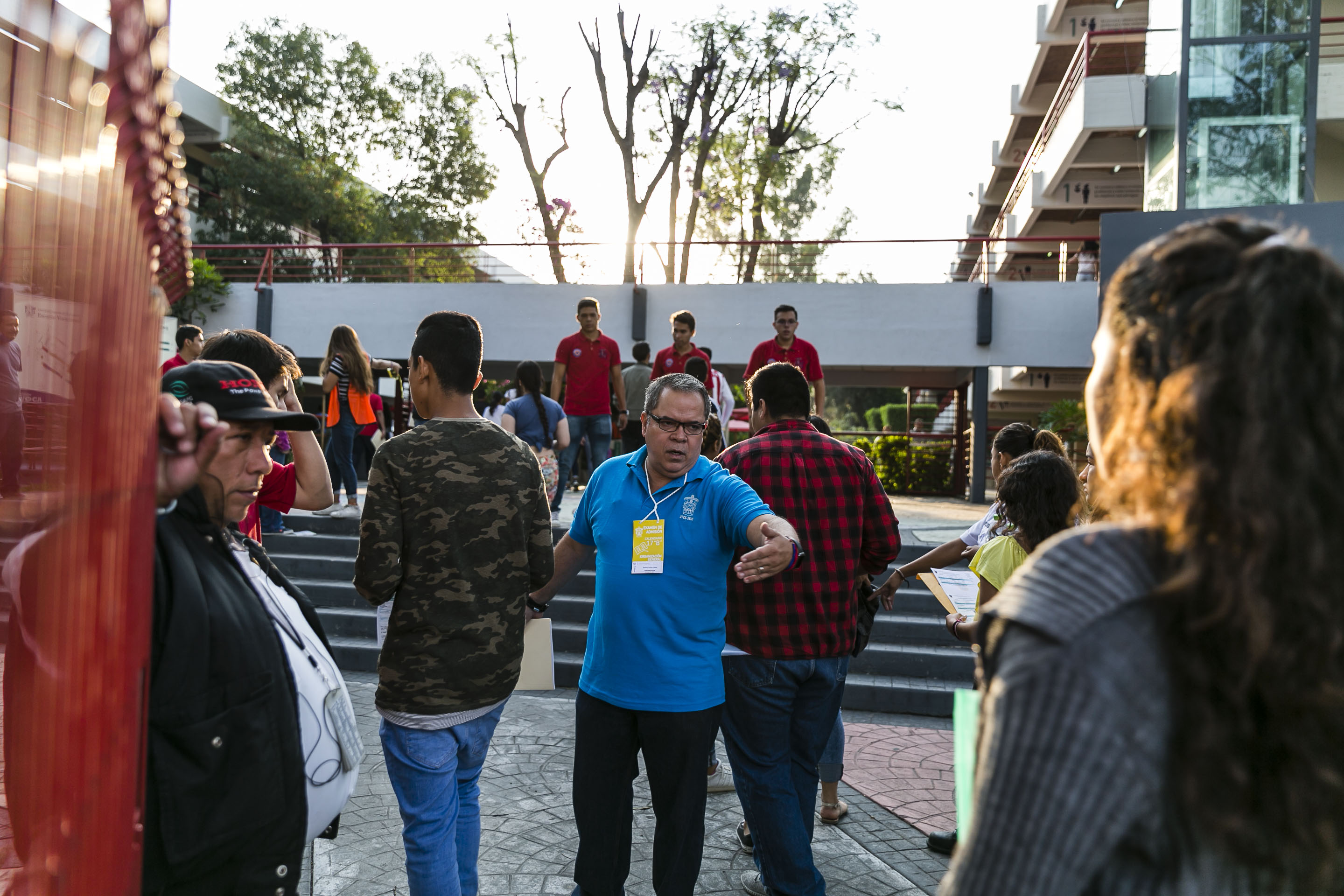 Aspirantes ingresan al plantel para realizar el examen Piense II