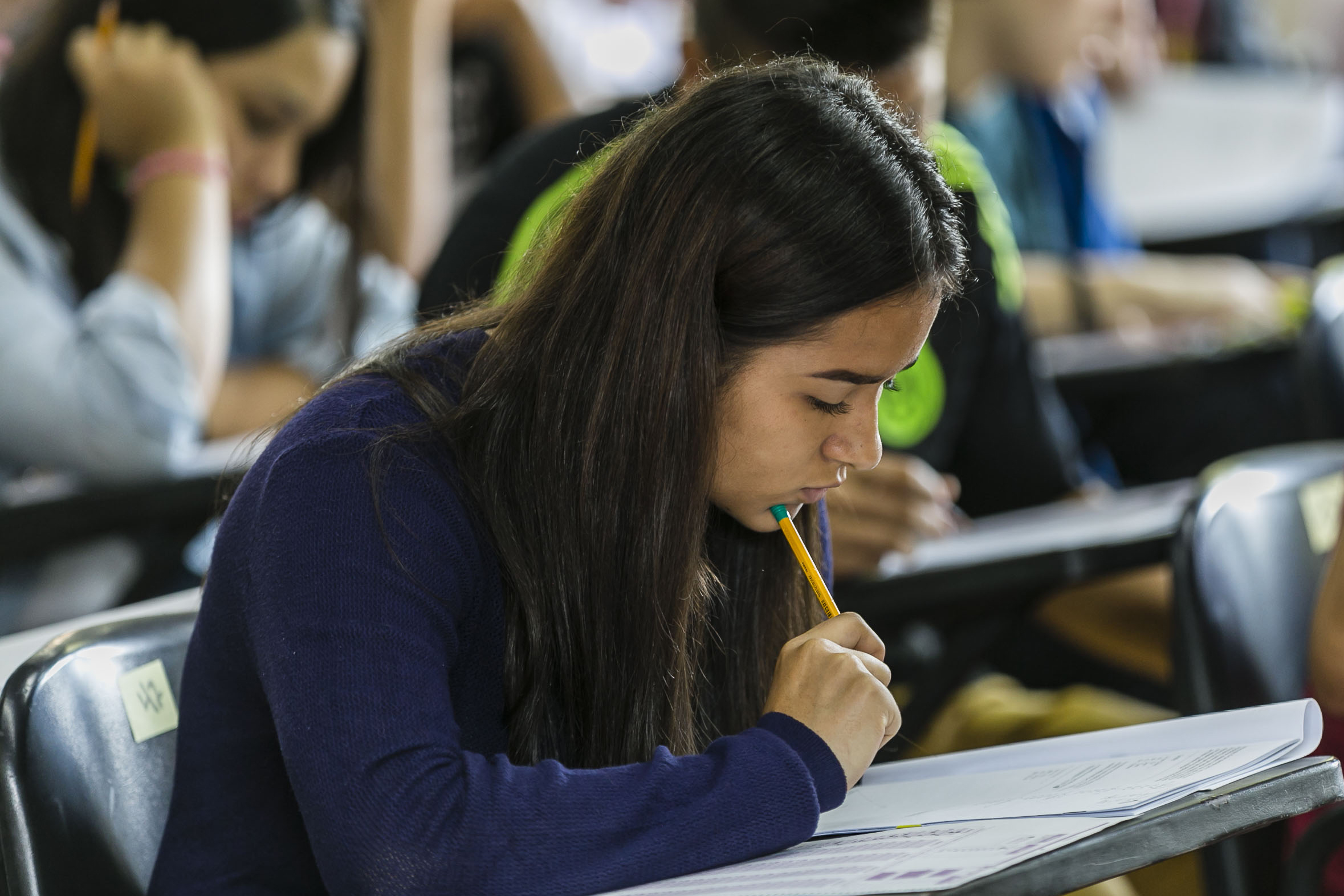 Alumna realiza examen Piense II