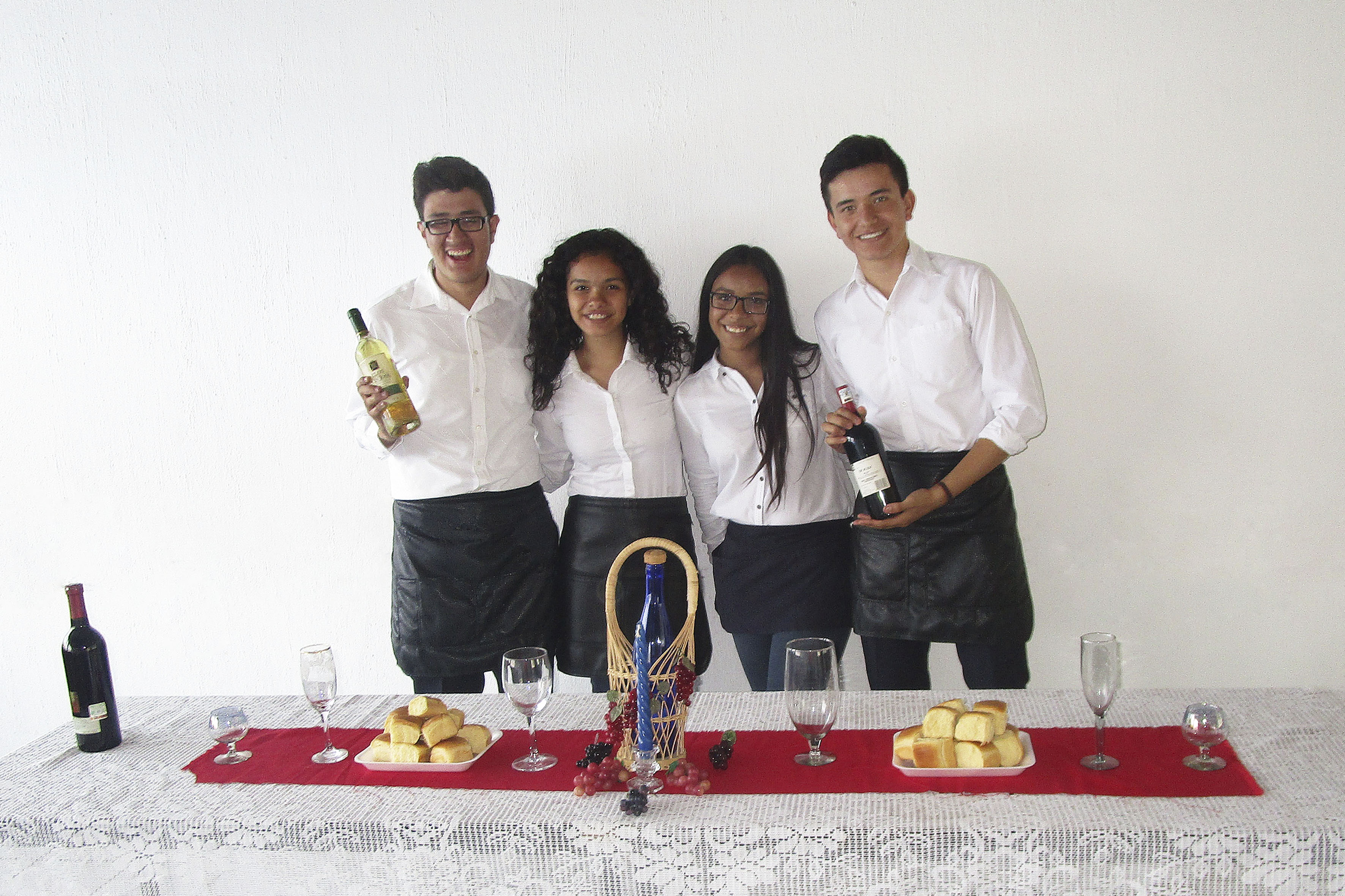Grupo de alumnos en estand en la segunda Feria de las TAE