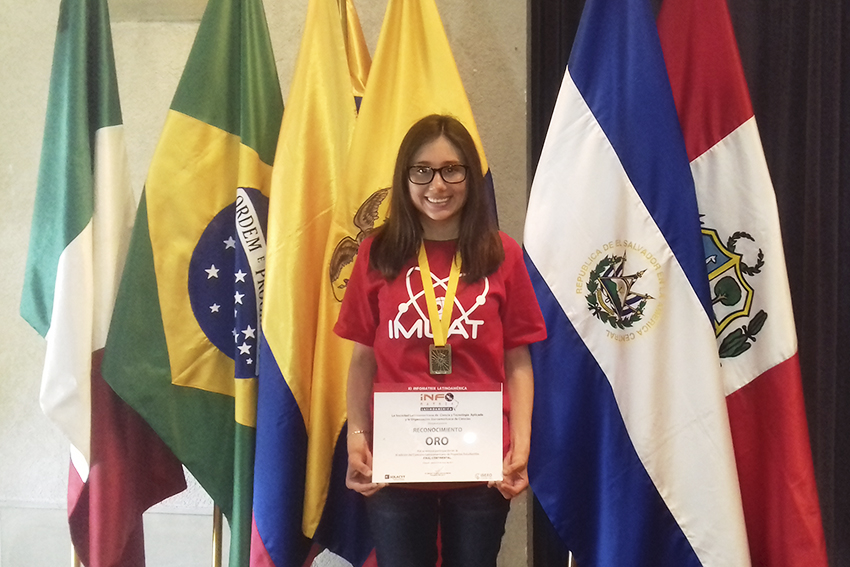 Alumna con diploma y medalla que obtuvo en Infomatrix Latinoamérica
