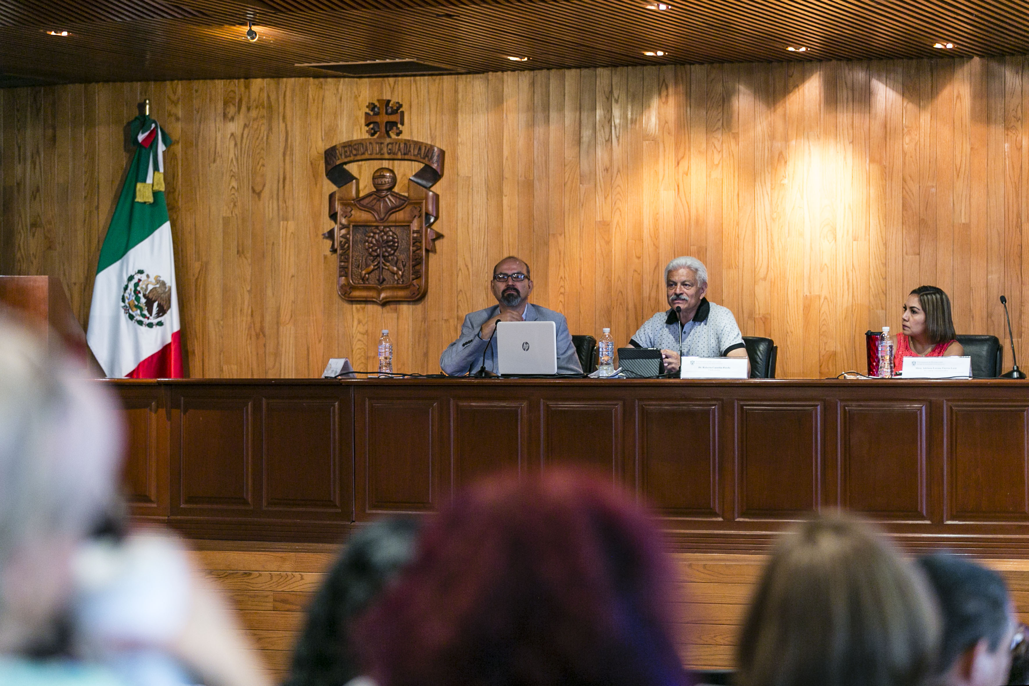 Mtro. Ernesto Herrera y Mtra. Adriana Fierros secretarios del SEMS en presidium junto al Mtro. Roberto Castelán