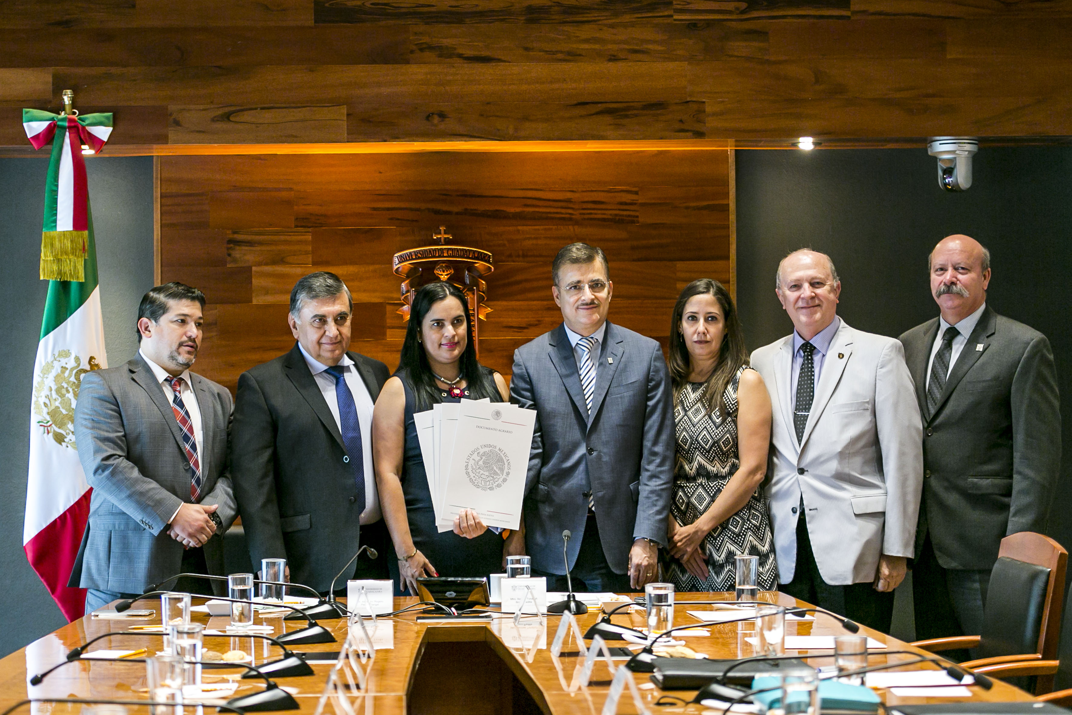 Rector de la UdeG, recibe escrituras en presencia de diversas autoridades