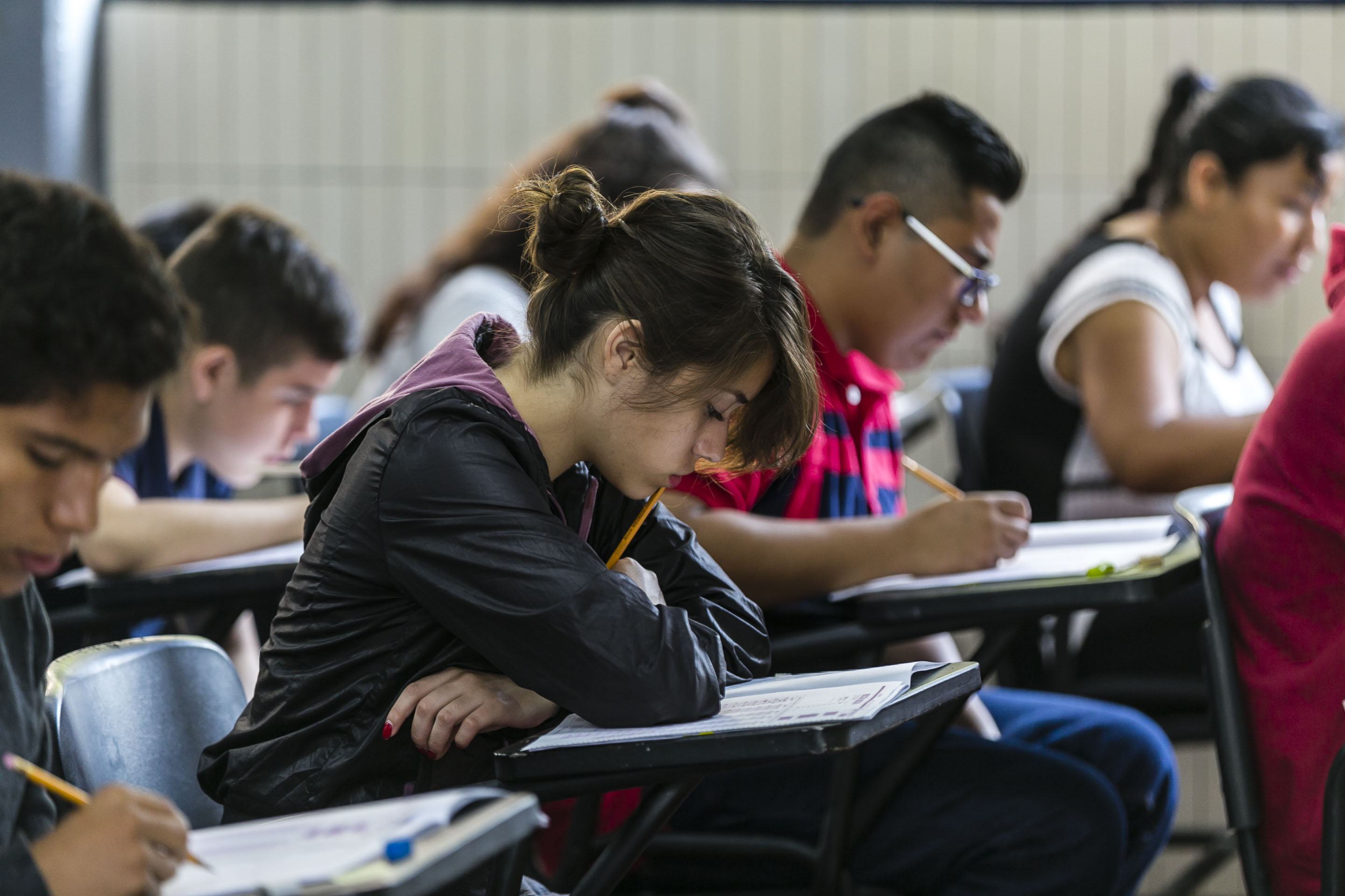 Alumnos realizan examen Piense 2