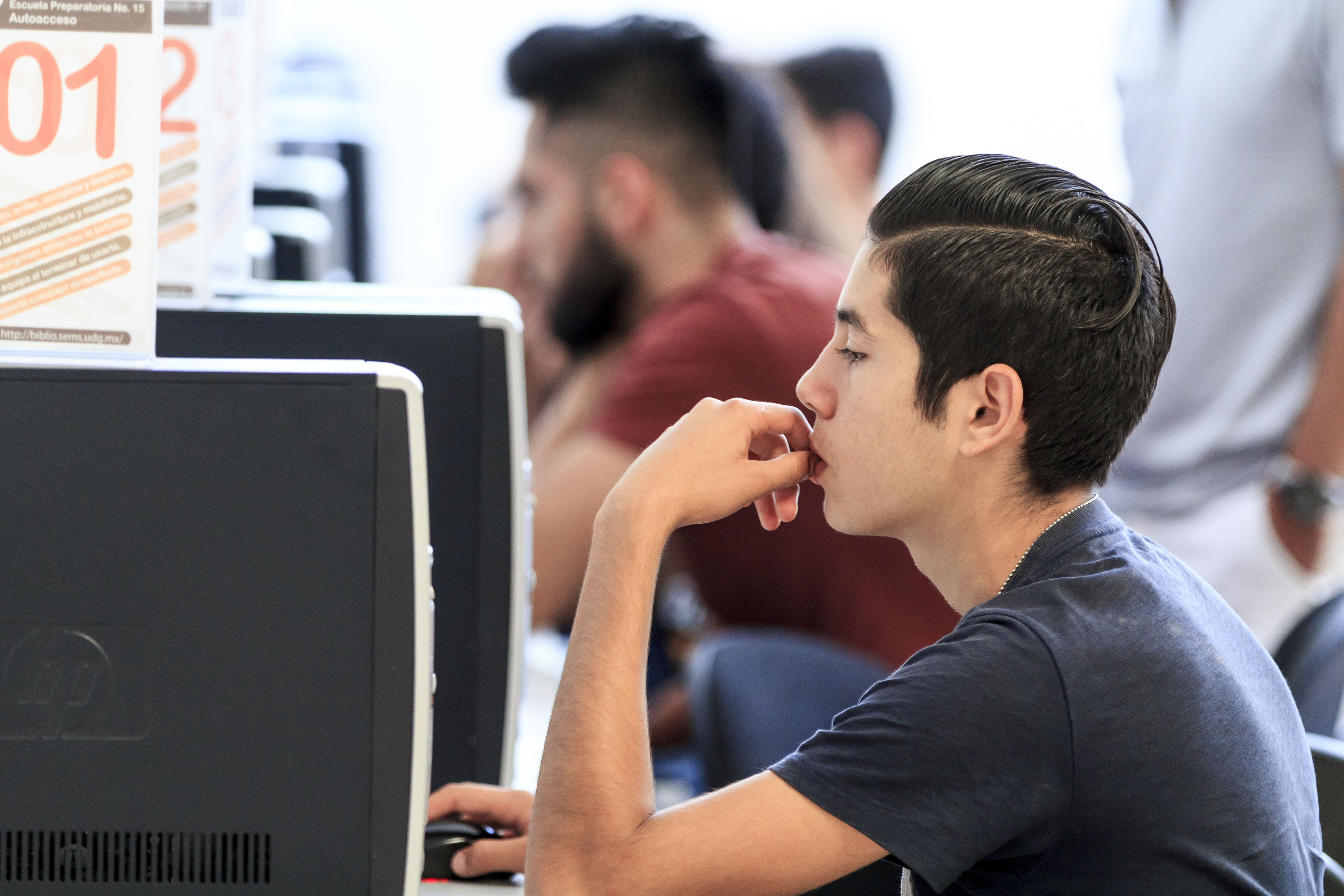 Alumnos en aula de cómputo